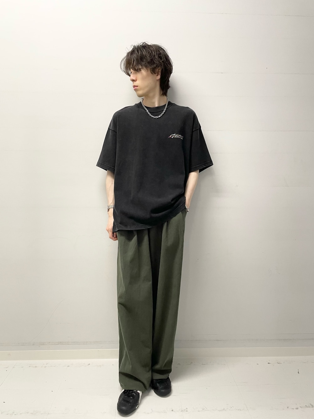 グレー系のTシャツ/カットソー、グリーン系のその他パンツを着用したメンズの夏コーディネートの1枚目の写真