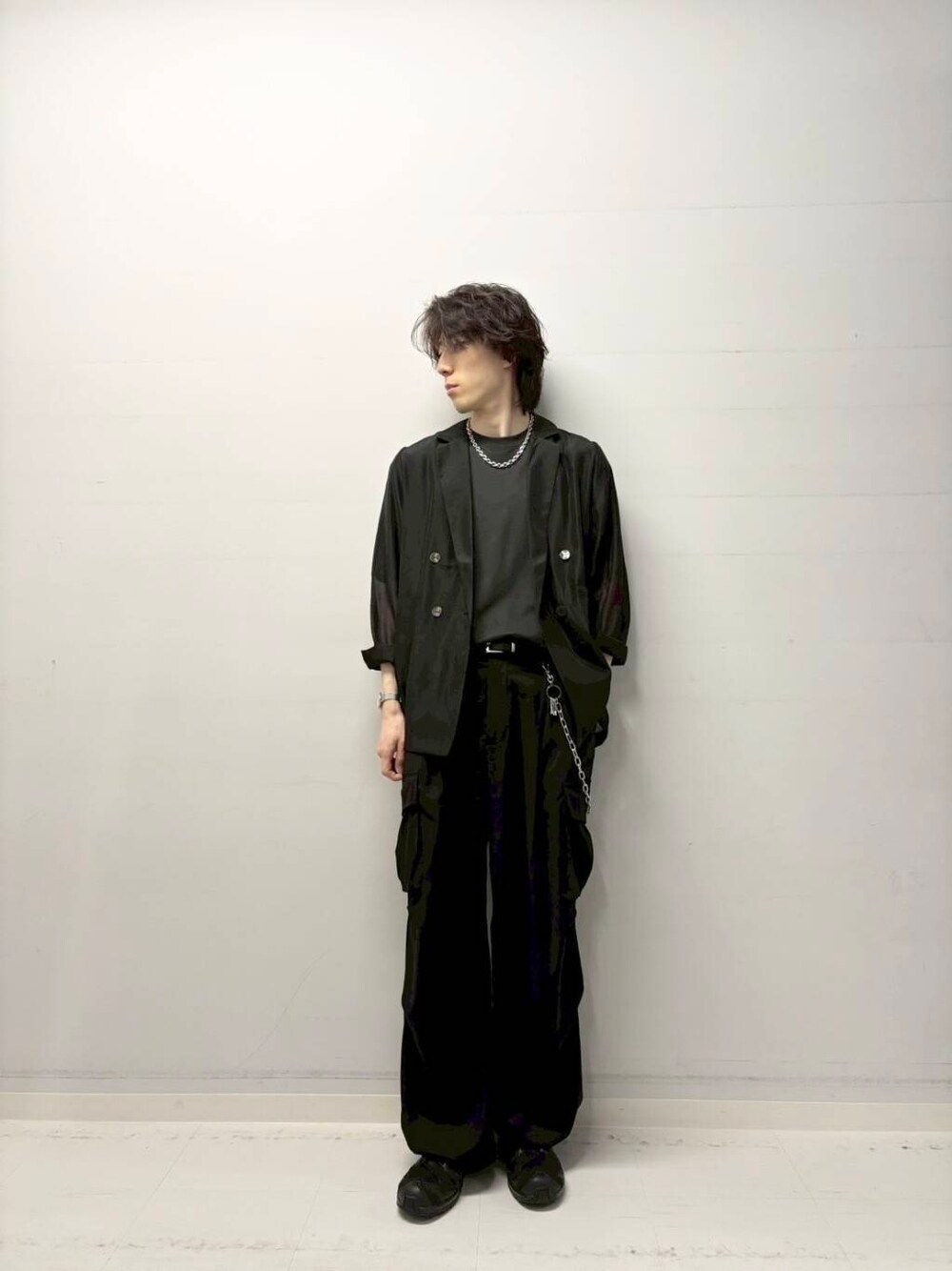 ブラック系のその他アウター、ブラック系のTシャツ/カットソー、ブラック系のその他パンツを着用したメンズの夏コーディネートの1枚目の写真