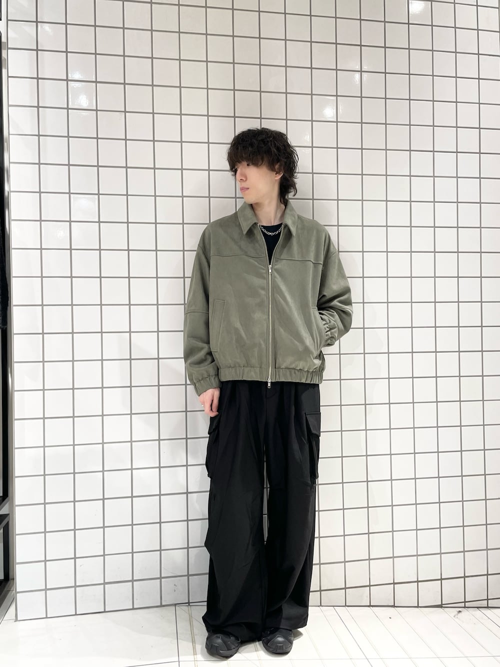 ブラック系のカーゴパンツ、グリーン系のブルゾン、ブラック系のTシャツ/カットソーを着用したメンズの冬コーディネートの1枚目の写真