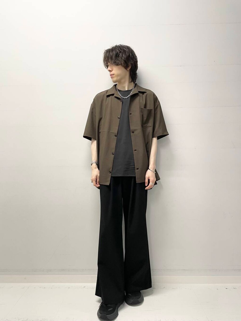 ブラウン系のシャツ/ブラウス、ブラック系のTシャツ/カットソー、ブラック系のその他パンツを着用したメンズの夏コーディネートの1枚目の写真