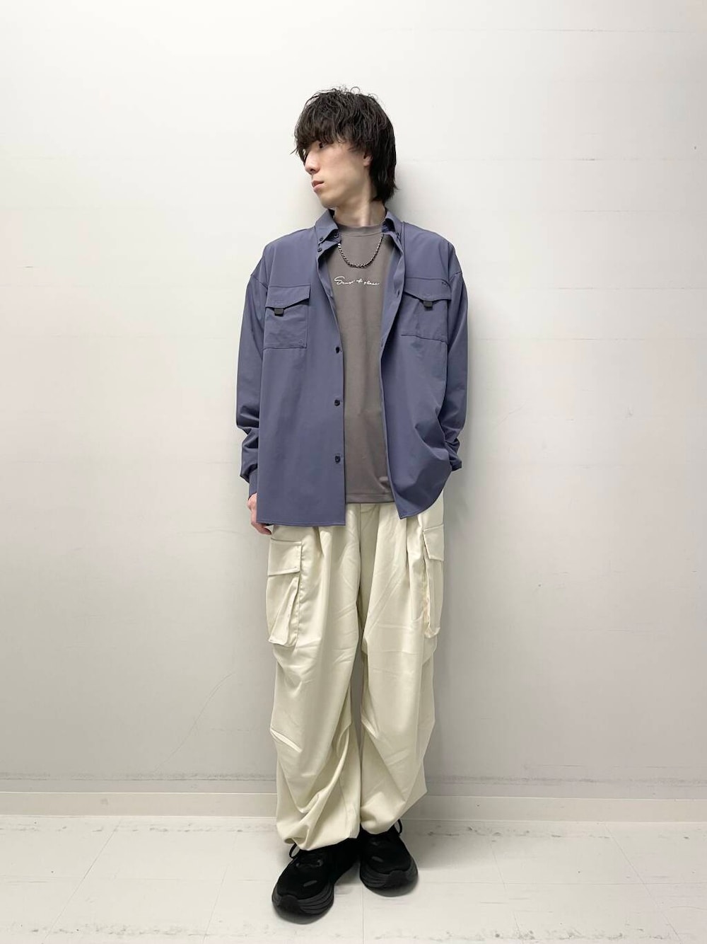 ブルー系のシャツ/ブラウス、グレー系のTシャツ/カットソー、ベージュ系のその他パンツを着用したメンズの春コーディネートの1枚目の写真