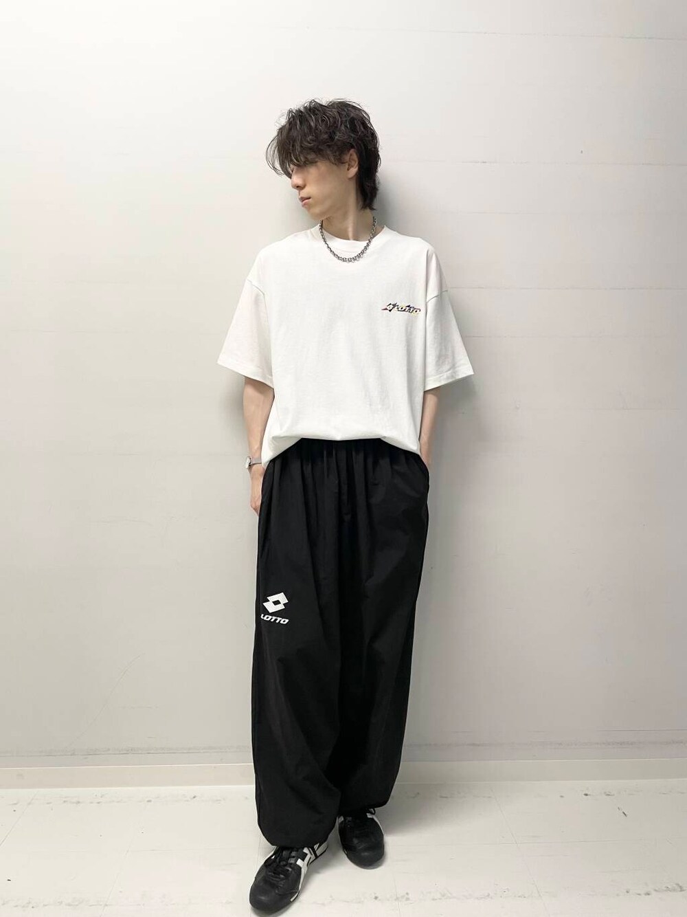 ブラック系のその他パンツ、ホワイト系のTシャツ/カットソーを着用したメンズの夏コーディネートの1枚目の写真