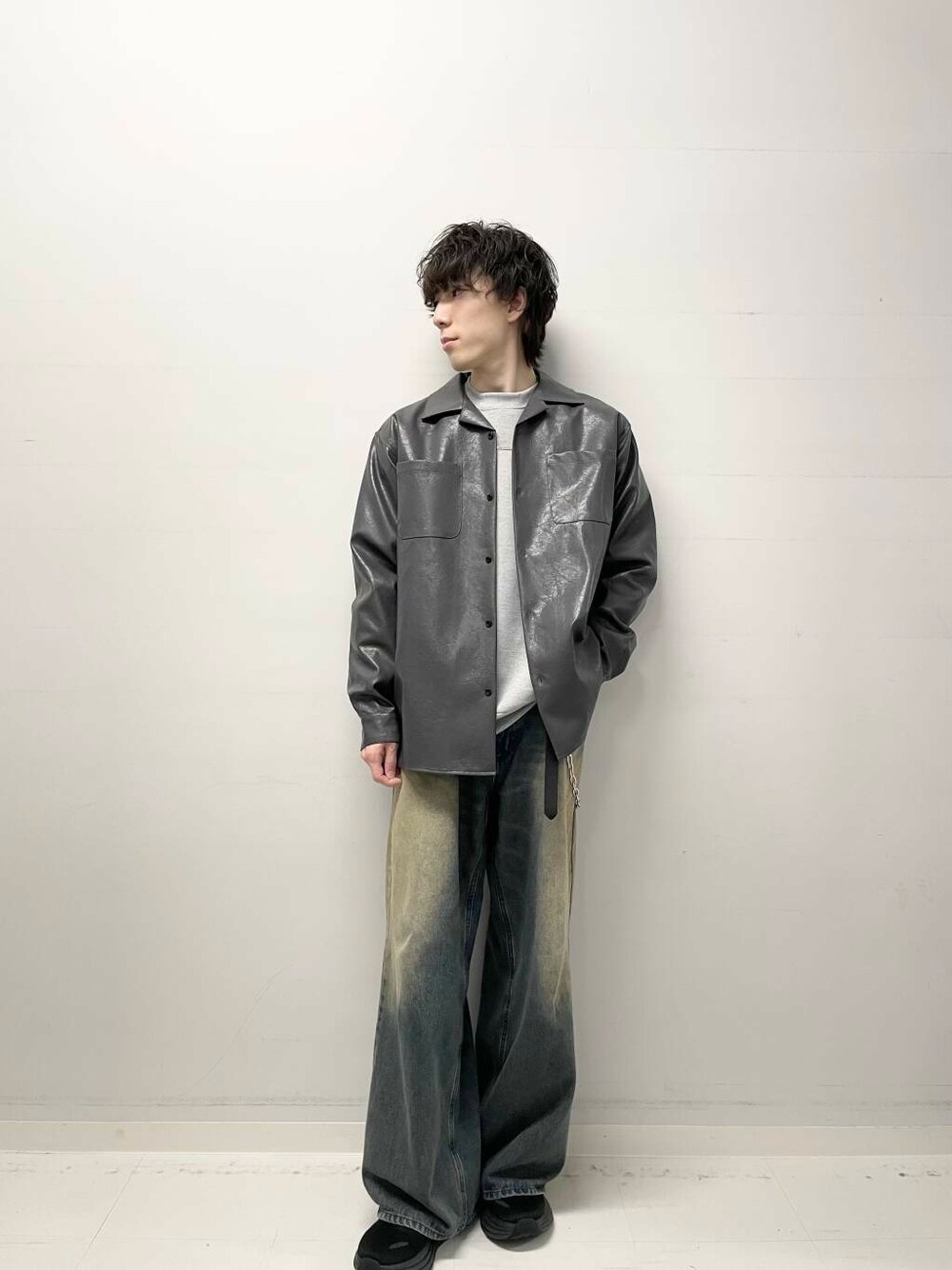 グレー系のシャツ/ブラウス、グレー系のスウェット、ブルー系のデニムパンツを着用したメンズの冬コーディネートの1枚目の写真