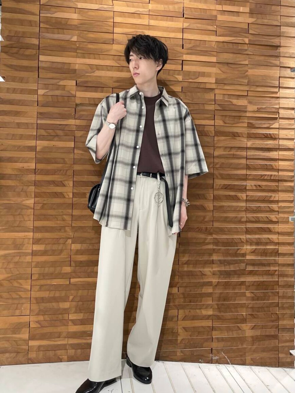 ブラック系のその他シューズ、ベージュ系のスラックス、その他のシャツ/ブラウスを着用したメンズの夏コーディネートの1枚目の写真