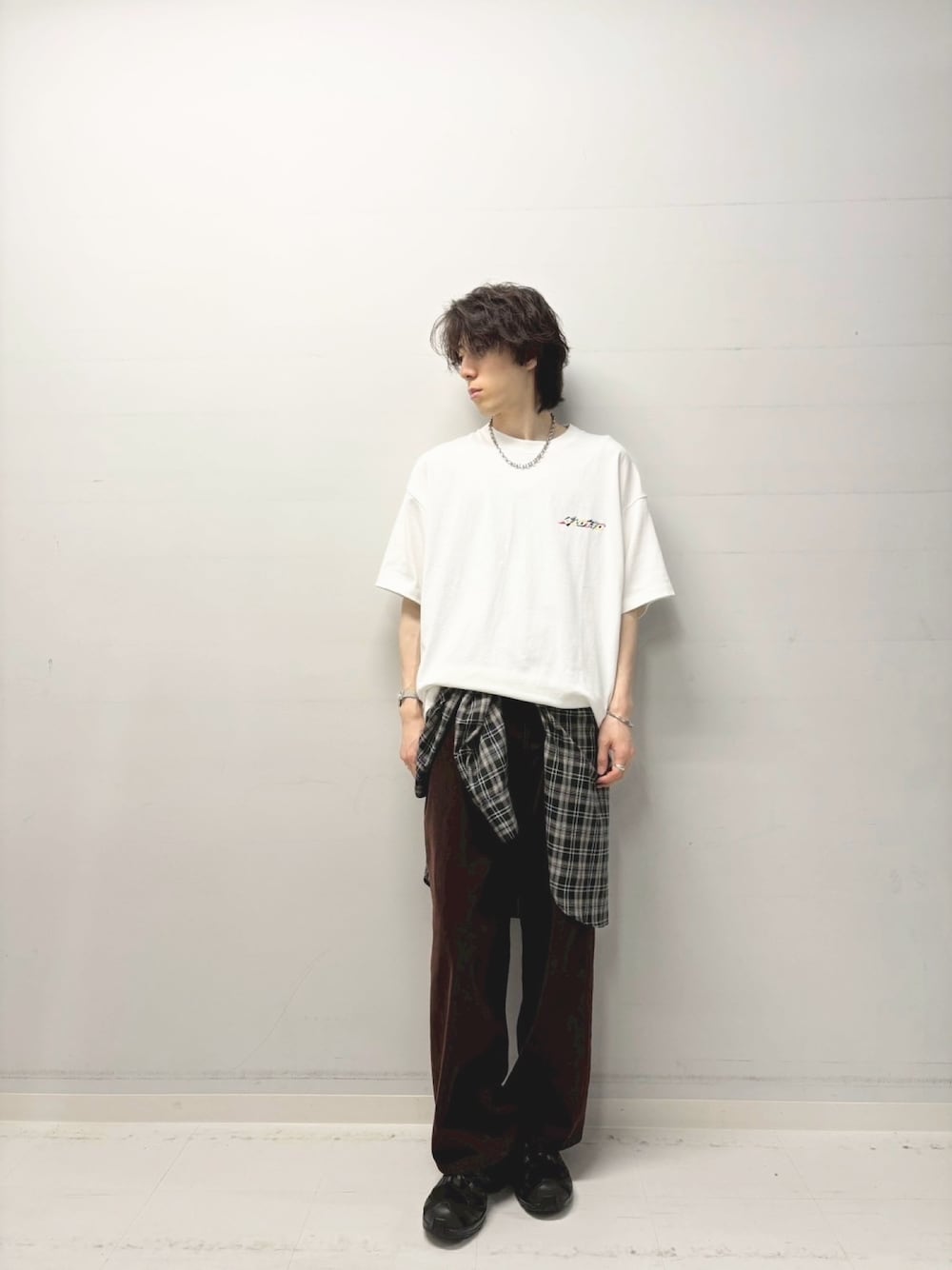 ブラック系のシャツ/ブラウス、ブラウン系のデニムパンツ、ホワイト系のTシャツ/カットソーを着用したメンズの夏コーディネートの1枚目の写真