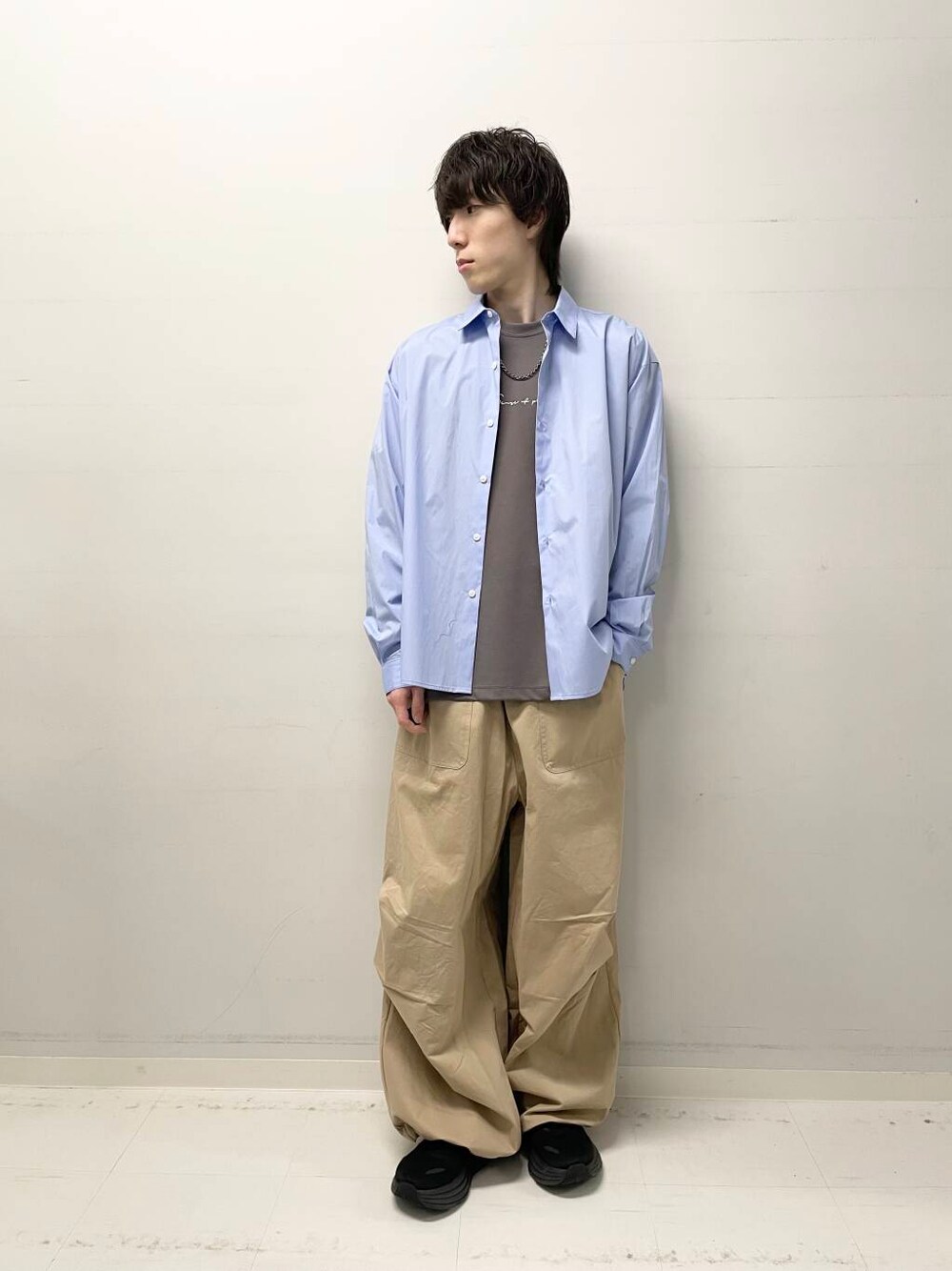 ベージュ系のその他パンツ、ブルー系のシャツ/ブラウス、グレー系のTシャツ/カットソーを着用したメンズの冬コーディネートの1枚目の写真