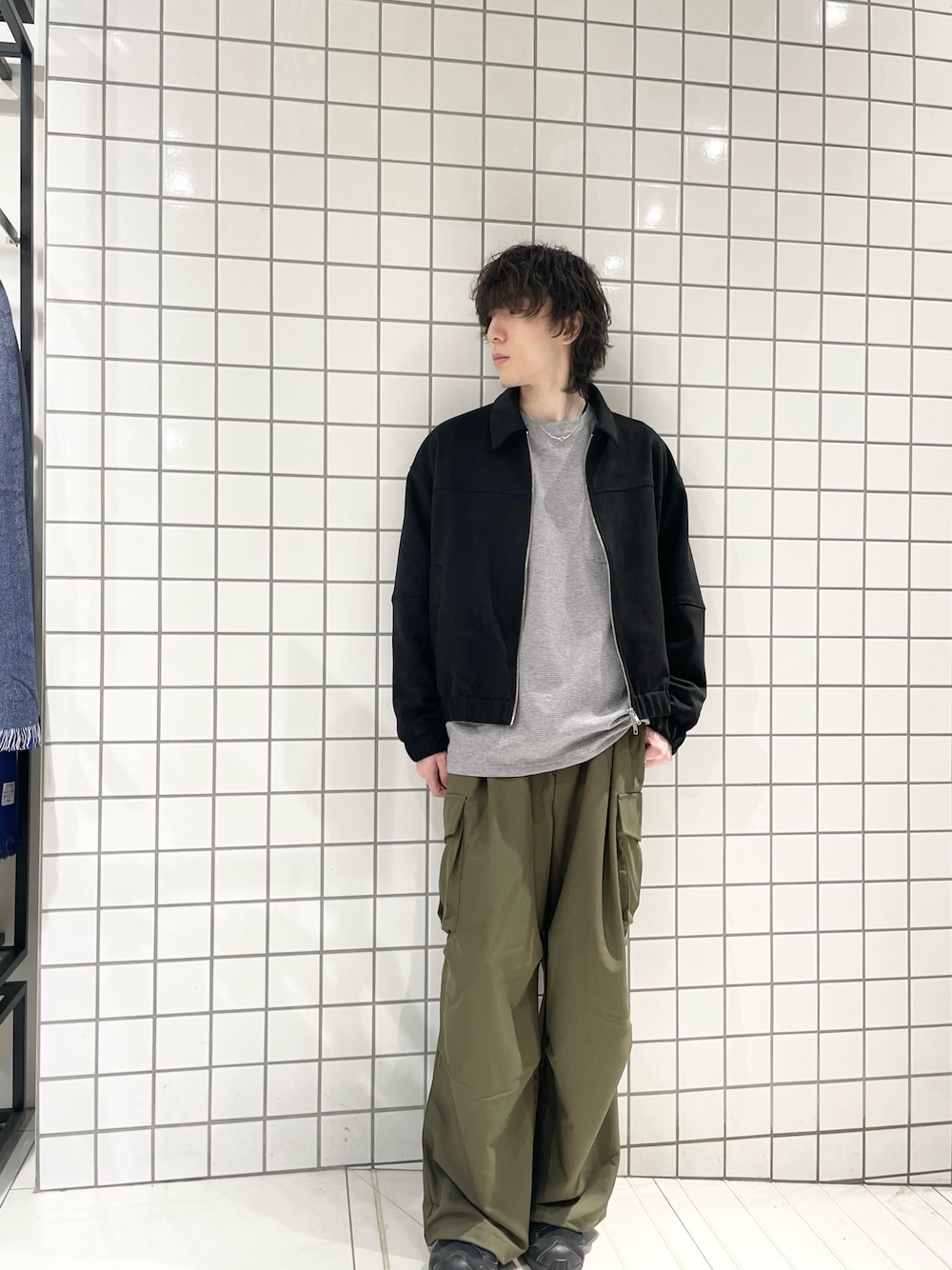 グリーン系のカーゴパンツ、グレー系のTシャツ/カットソーを着用したメンズの冬コーディネートの1枚目の写真