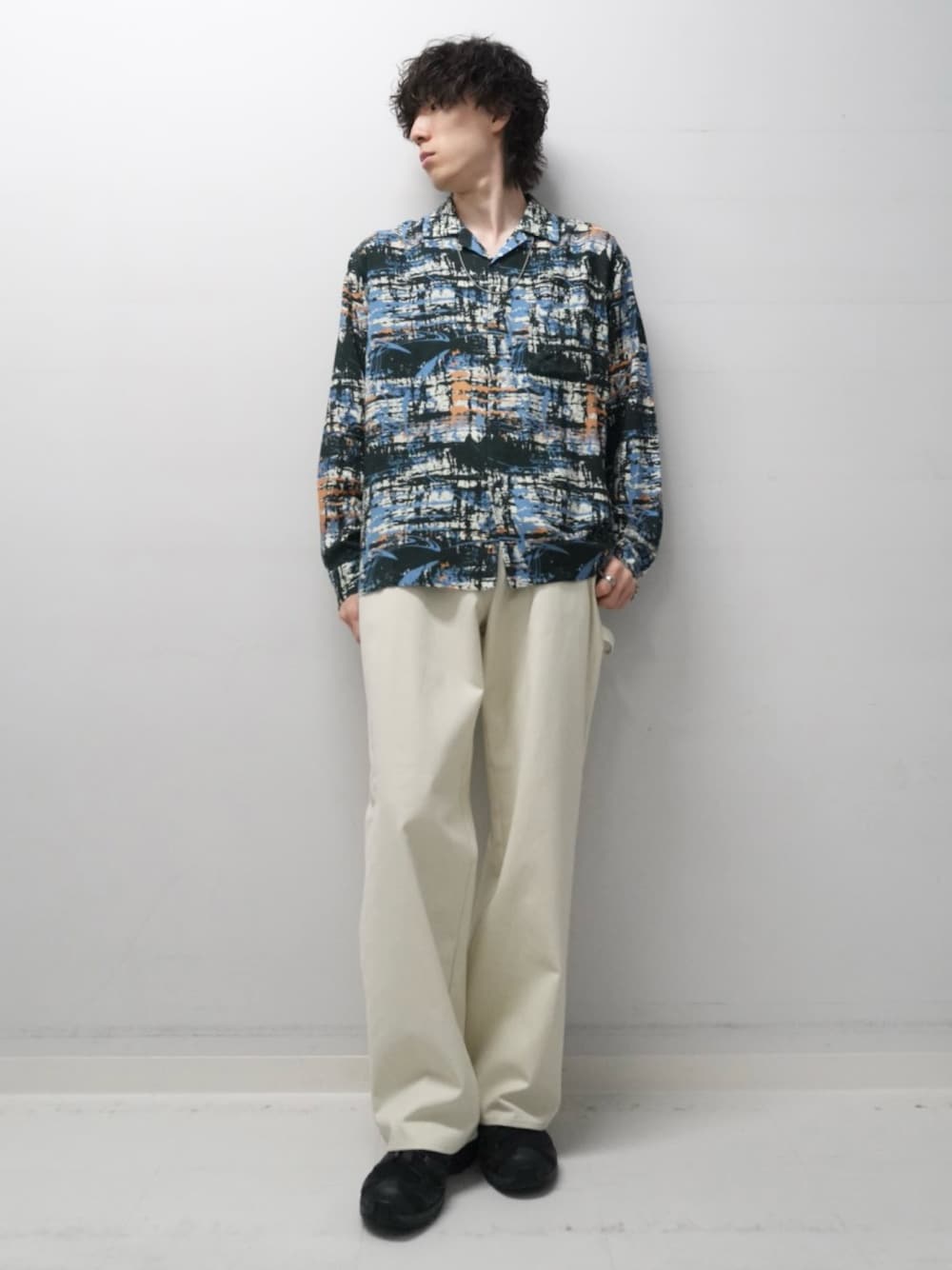 ホワイト系のその他パンツ、ブルー系のシャツ/ブラウスを着用したメンズの秋コーディネートの1枚目の写真