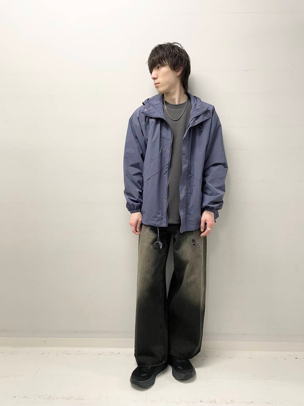 グレー系のTシャツ/カットソー、ブラック系のデニムパンツ、ブルー系のブルゾンを着用したメンズの春コーディネートの1枚目の写真