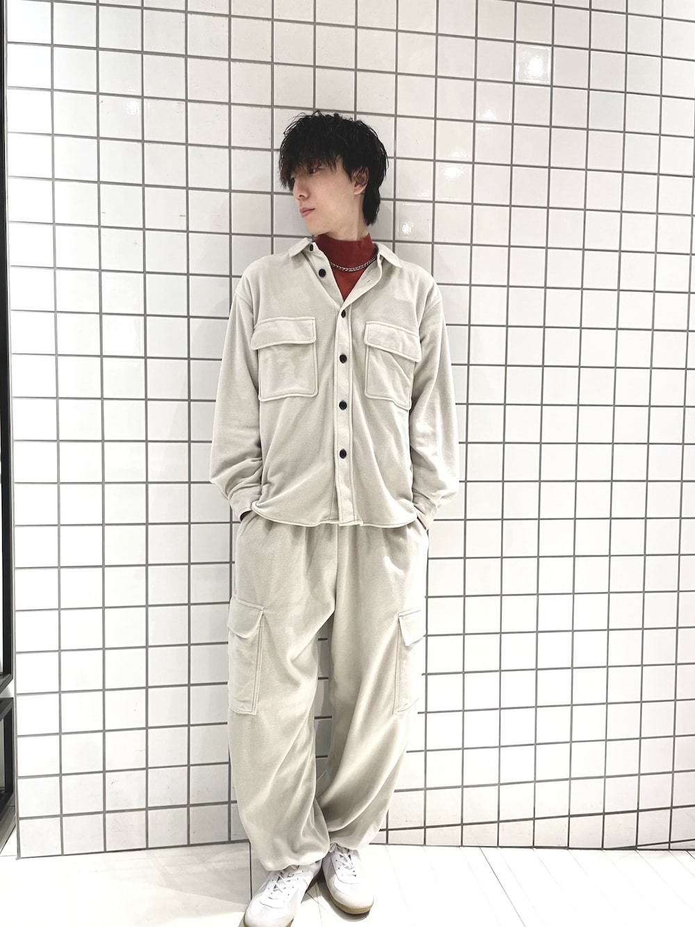 レッド系のニット/セーター、グレー系のシャツ/ブラウス、グレー系のその他パンツを着用したメンズの秋コーディネートの1枚目の写真