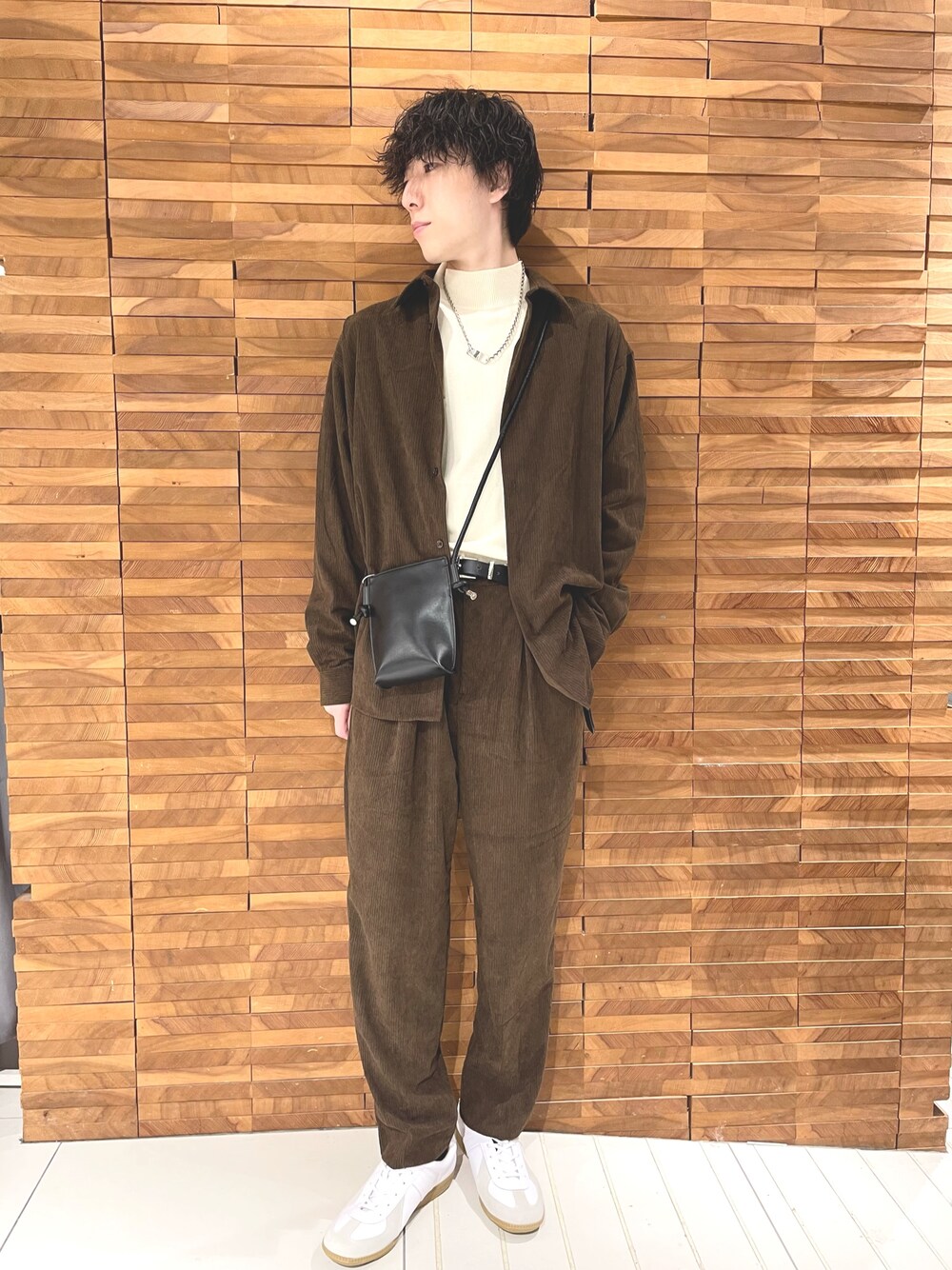 ホワイト系のニット/セーター、ブラウン系のシャツ/ブラウス、ブラック系のショルダーバッグを着用したメンズの秋コーディネートの1枚目の写真