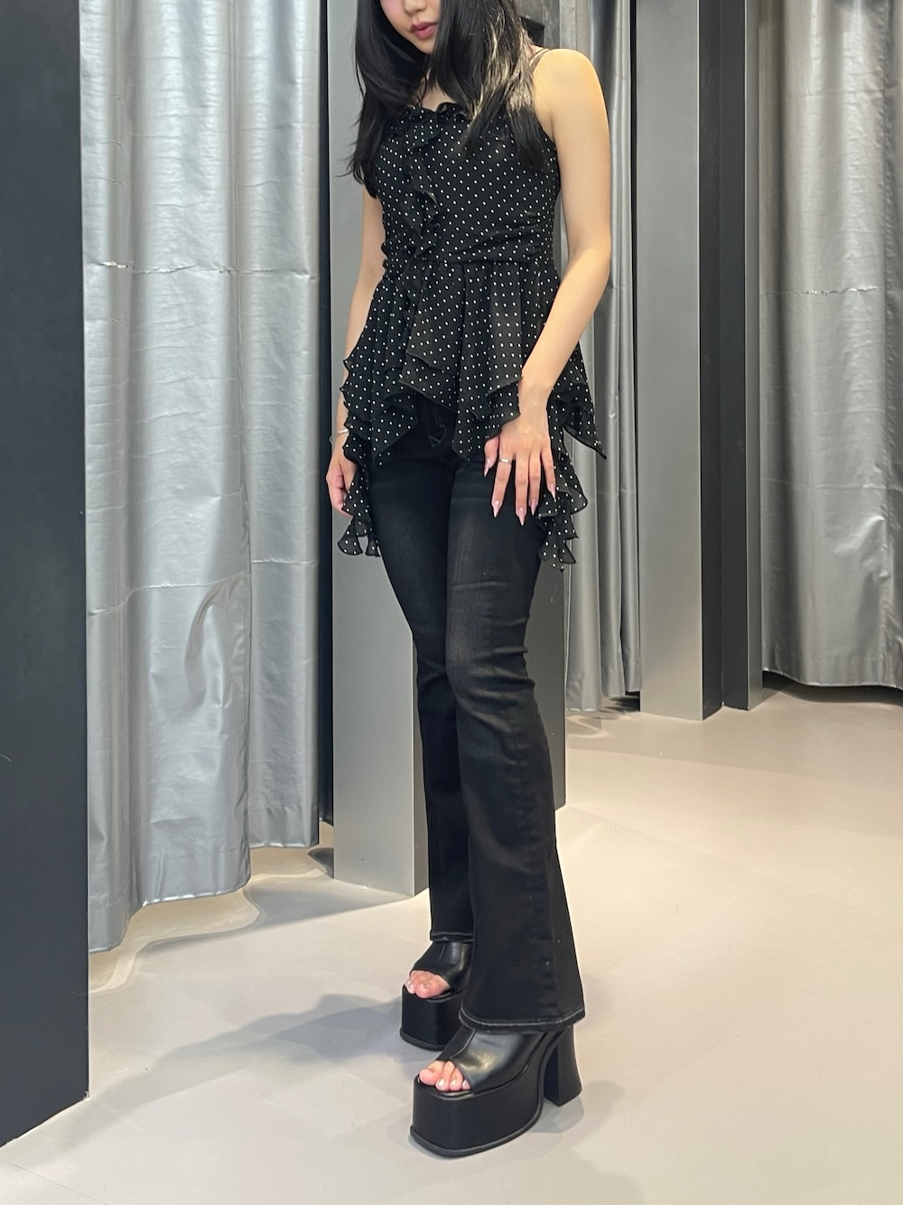 その他のその他トップス、ブラック系のデニムパンツ、ブラック系のサンダルを着用したレディースの夏コーディネートの1枚目の写真