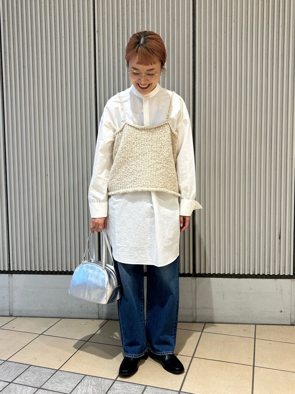 ホワイト系のシャツ/ブラウス、ベージュ系のニット/セーター、ブラック系のブーツを着用したレディースの秋コーディネートの1枚目の写真