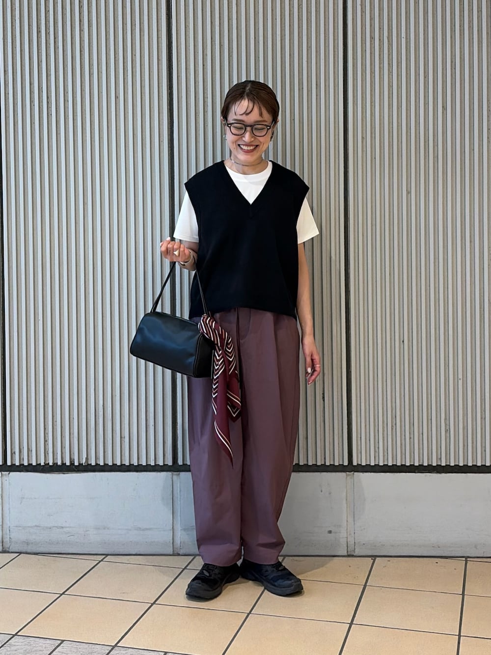 ブラック系のベスト、ホワイト系のTシャツ/カットソー、パープル系のその他パンツを着用したレディースの夏コーディネートの1枚目の写真