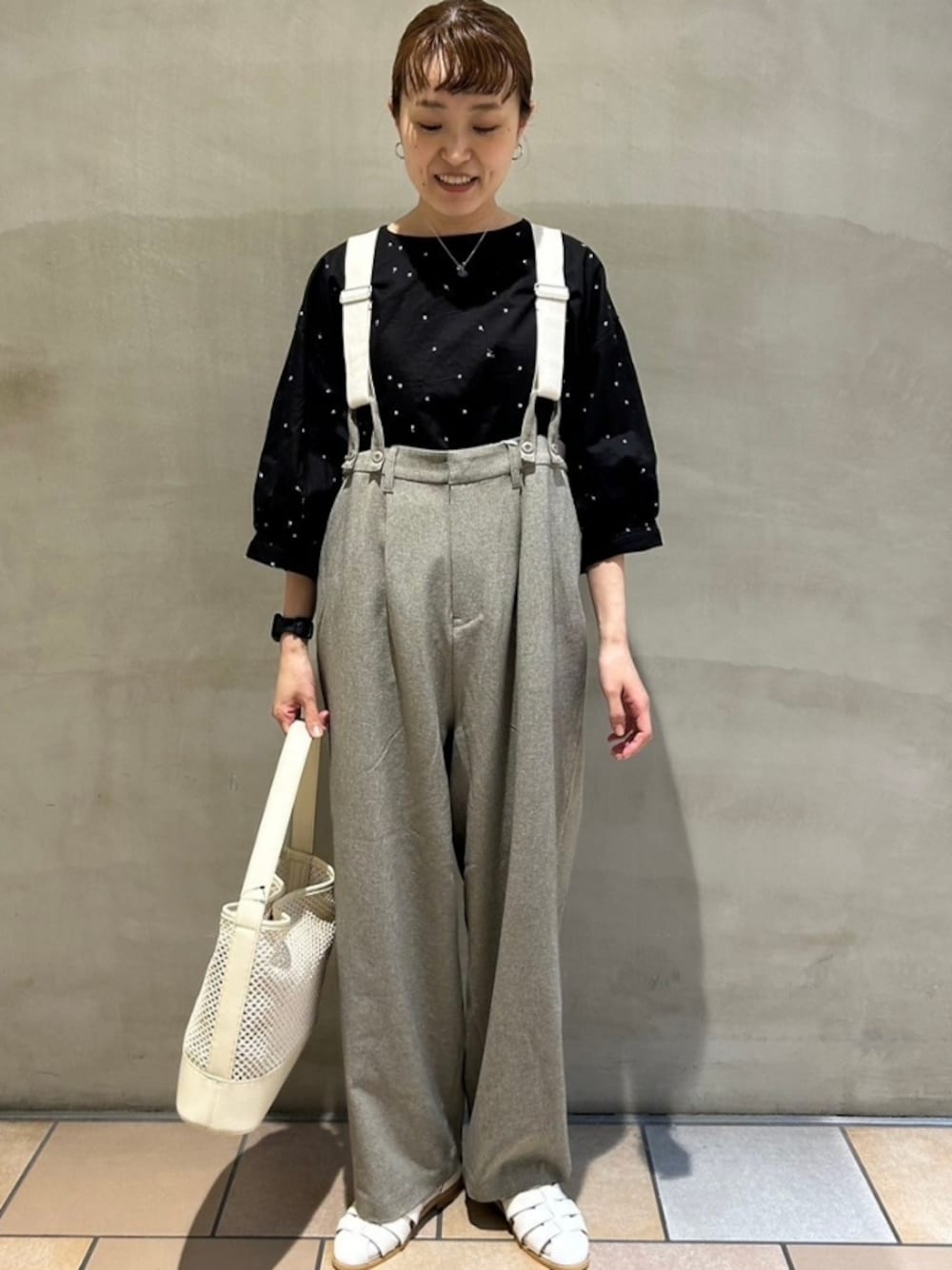 「春夏コーデ、シンプル、カジュアルコーデ、パンツスタイル、大人カジュアル、アーバンリサーチドアーズ、ママコーデ」｜「URBAN RESEARCH DOORSの刺繍ドットハーフスリーブブラウス（シャツ/ブラウス、ブラック系）」を使った、mayouedaさん（レディース・156cm）の春コーディネートの1枚目の写真