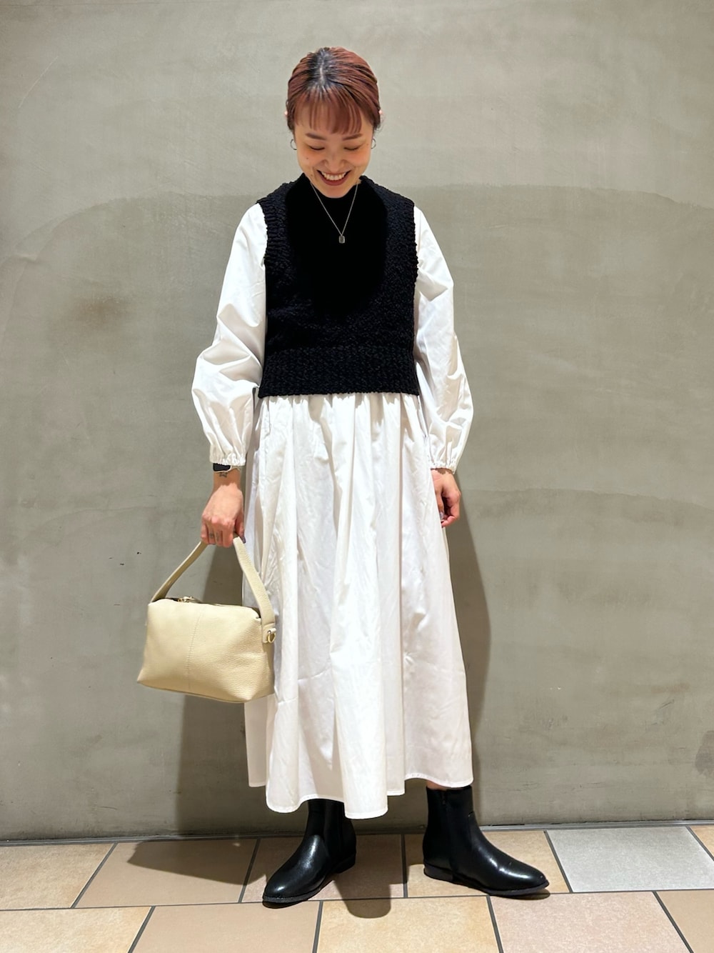 「オトナ女子、冬服、きれいめコーディネート、カジュアルガーリー、ワンピーススタイル、ワンピースコーデ、お出かけコーデ、アウターコーデ、オフィスカジュアル、お仕事コーデ、ママコーデ、ママファッション、骨格ウェーブ、アーバンリサーチドアーズ、イエベ秋」｜「URBAN RESEARCH DOORSのニットベストレイヤードワンピース（ワンピース、ブラック系）」を使った、mayouedaさん（骨格ウェーブ・レディース・156cm）の冬コーディネートの1枚目の写真