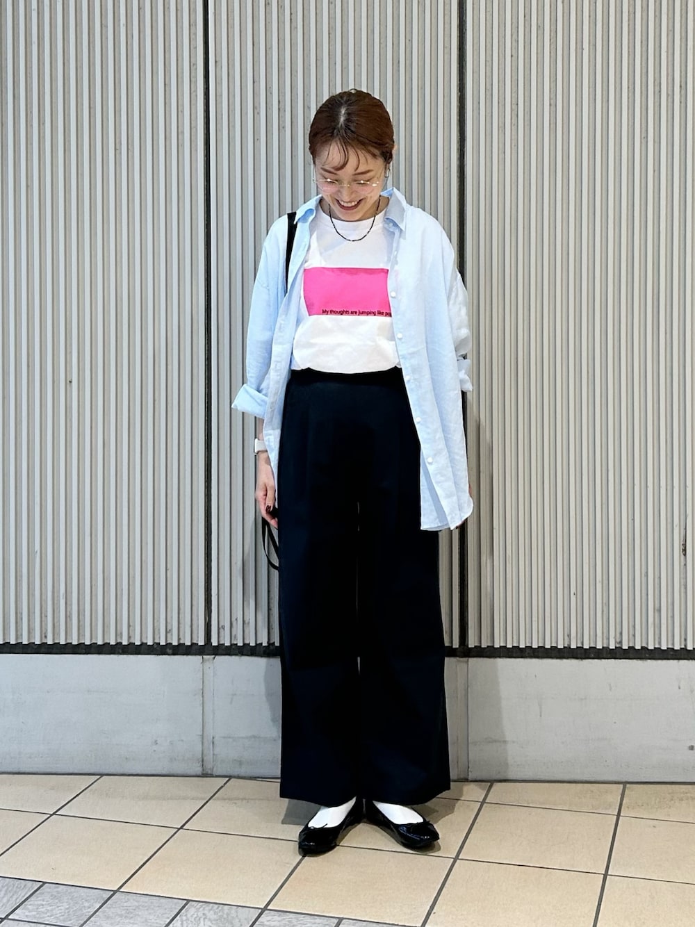 ブルー系のその他パンツ、ブルー系のシャツ/ブラウス、ブラック系のショルダーバッグを着用したレディースの夏コーディネートの1枚目の写真