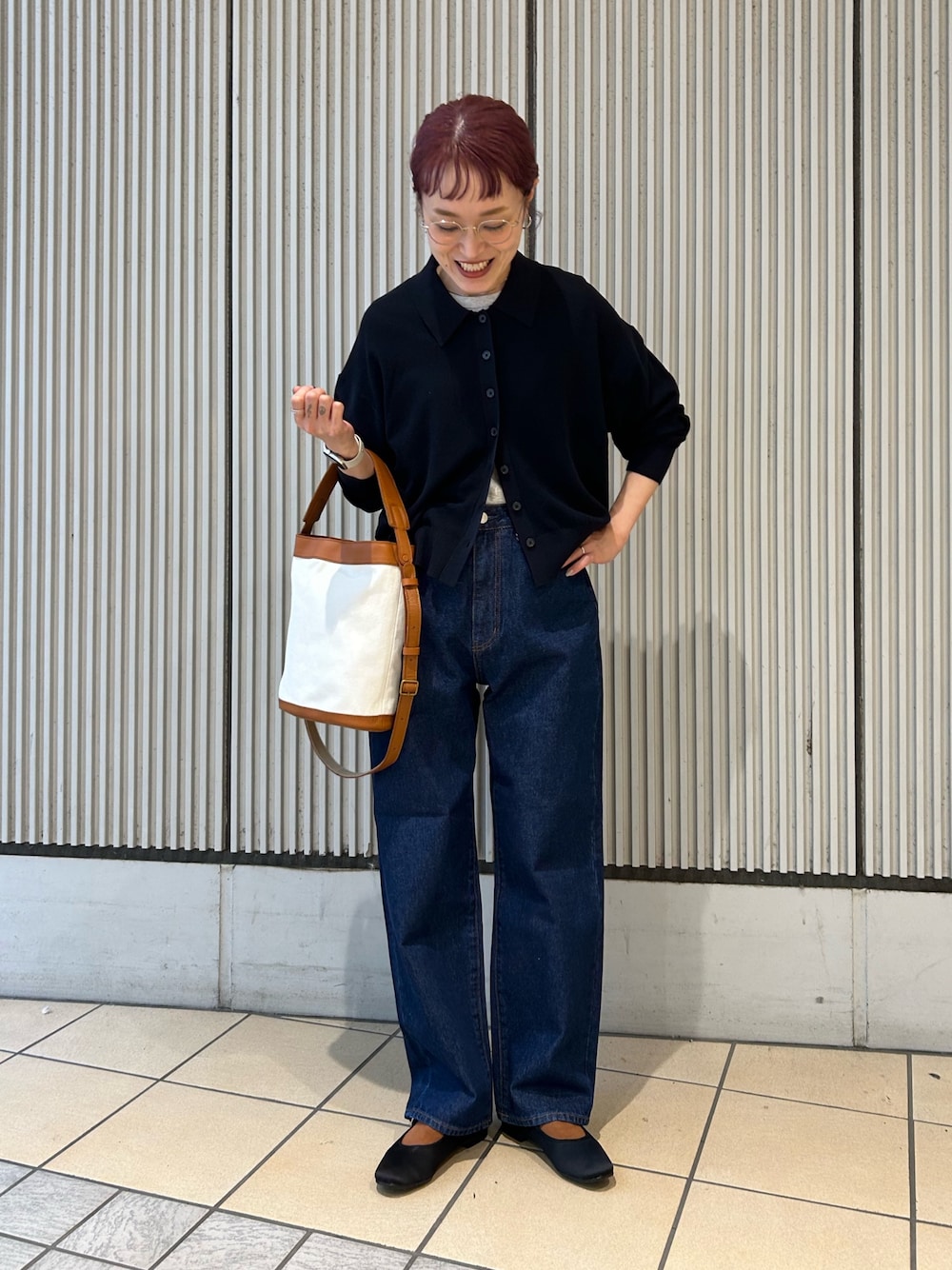 ブルー系のカーディガン/ボレロ、ブラウン系のショルダーバッグ、ブラック系のパンプスを着用したレディースの秋コーディネートの1枚目の写真