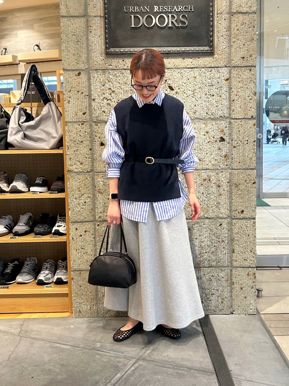 ブルー系のベスト、その他のシャツ/ブラウス、グレー系のスカートを着用したレディースの春コーディネートの1枚目の写真