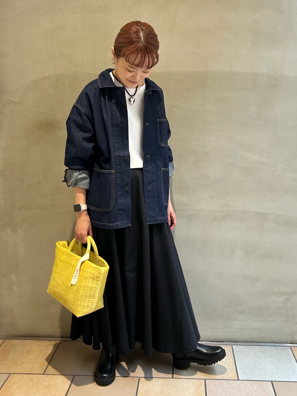 「秋服準備はじめました、ロングスカート、おでかけコーデ、オトナ女子、秋先取りコーデ、休日スタイル、楽チンコーデ、スカートスタイル、デニム、カバーオール、ママコーデ、イエベ秋、かぐれ、アーバンリサーチドアーズ」｜「かぐれの『ユニセックス』デニムカバーオール（カバーオール、ブルー系）」を使った、mayouedaさん（レディース・156cm）の秋コーディネートの1枚目の写真
