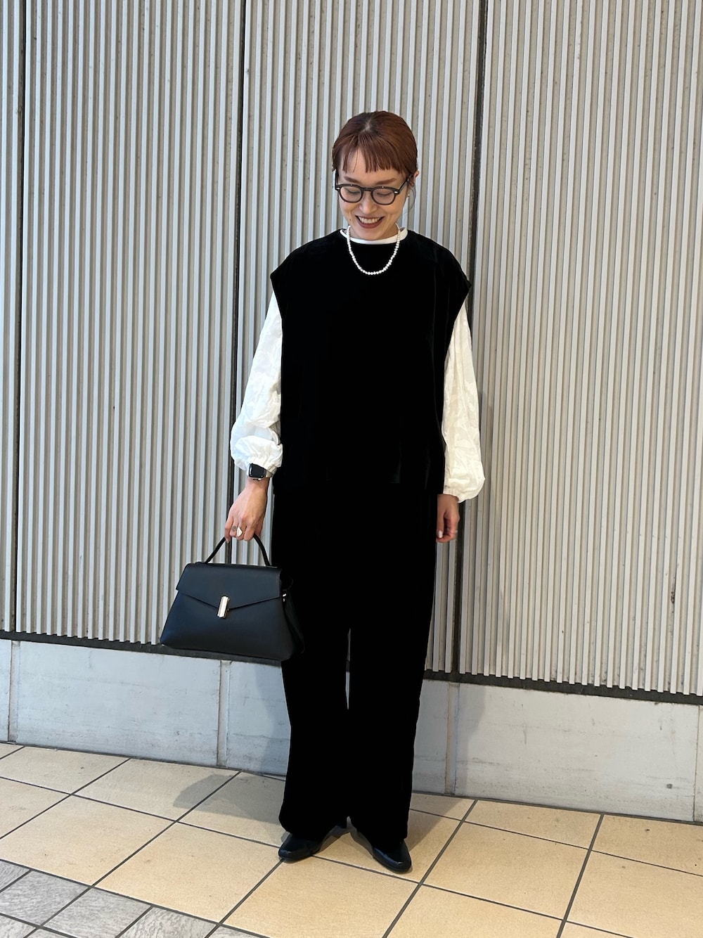 ブラック系のその他トップス、ブラック系のその他パンツ、ブラック系のハンドバッグを着用したレディースの冬コーディネートの1枚目の写真