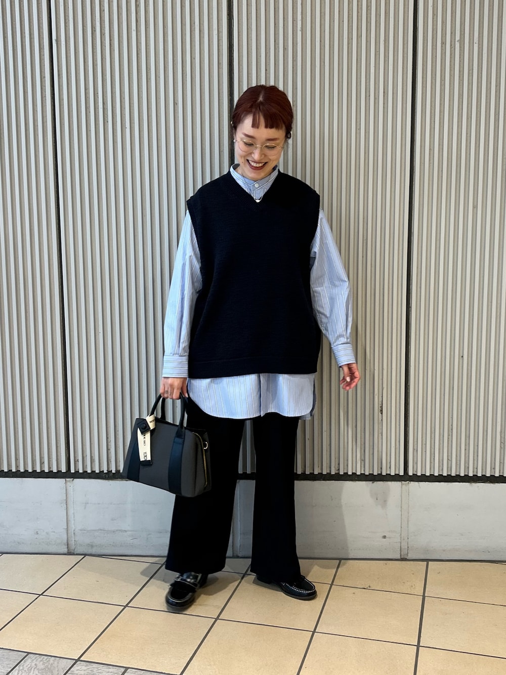 ブルー系のベスト、ブルー系のシャツ/ブラウス、ブラック系のその他パンツを着用したレディースの冬コーディネートの1枚目の写真