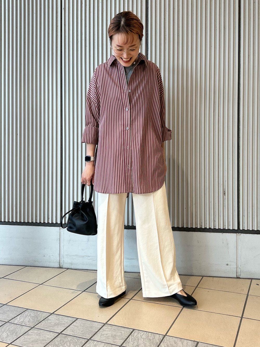 レッド系のシャツ/ブラウス、ホワイト系のその他パンツ、グレー系のTシャツ/カットソーを着用したレディースの夏コーディネートの1枚目の写真
