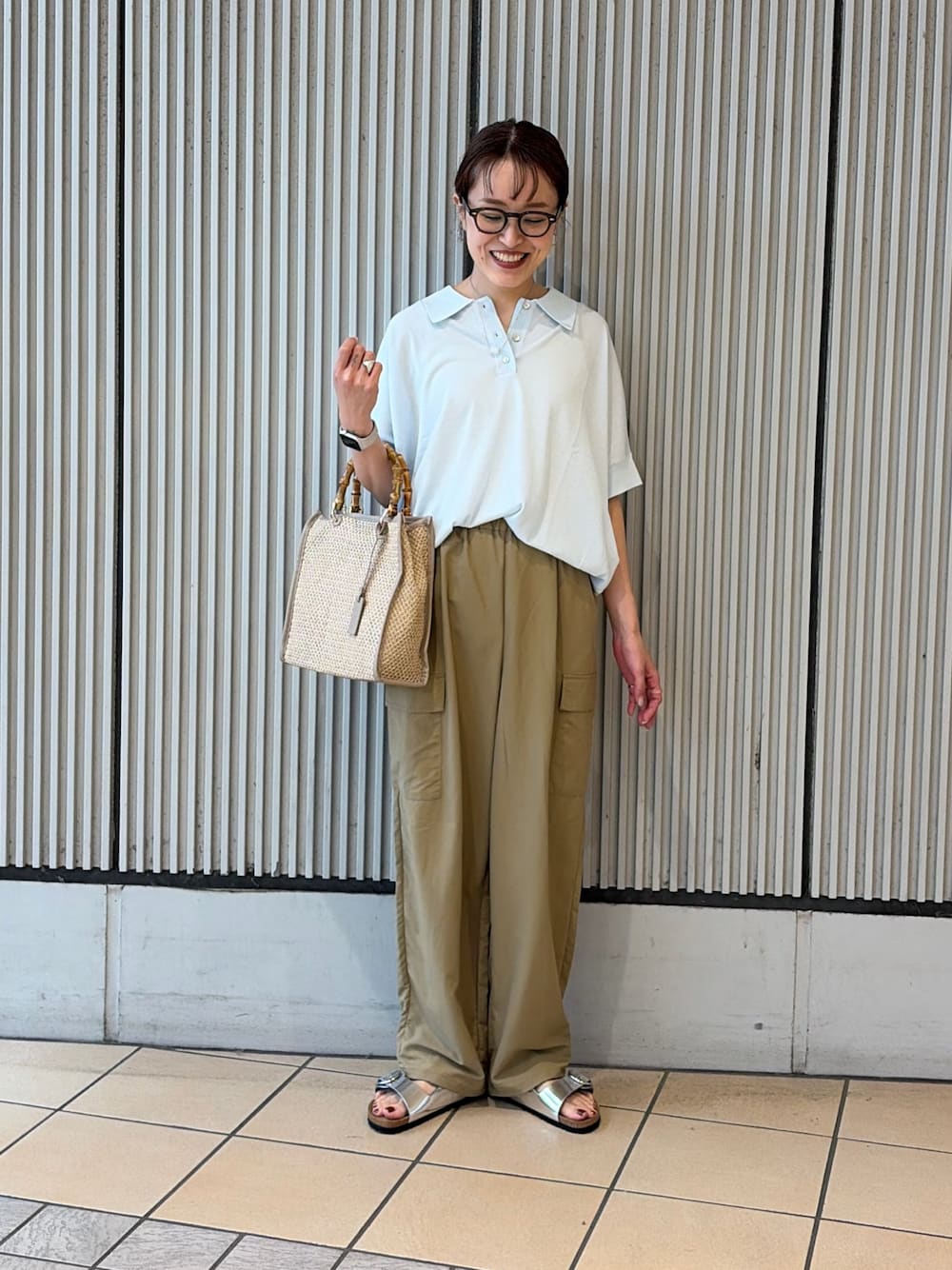 ブルー系のニット/セーター、ベージュ系のその他パンツ、シルバー系のサンダルを着用したレディースの夏コーディネートの1枚目の写真