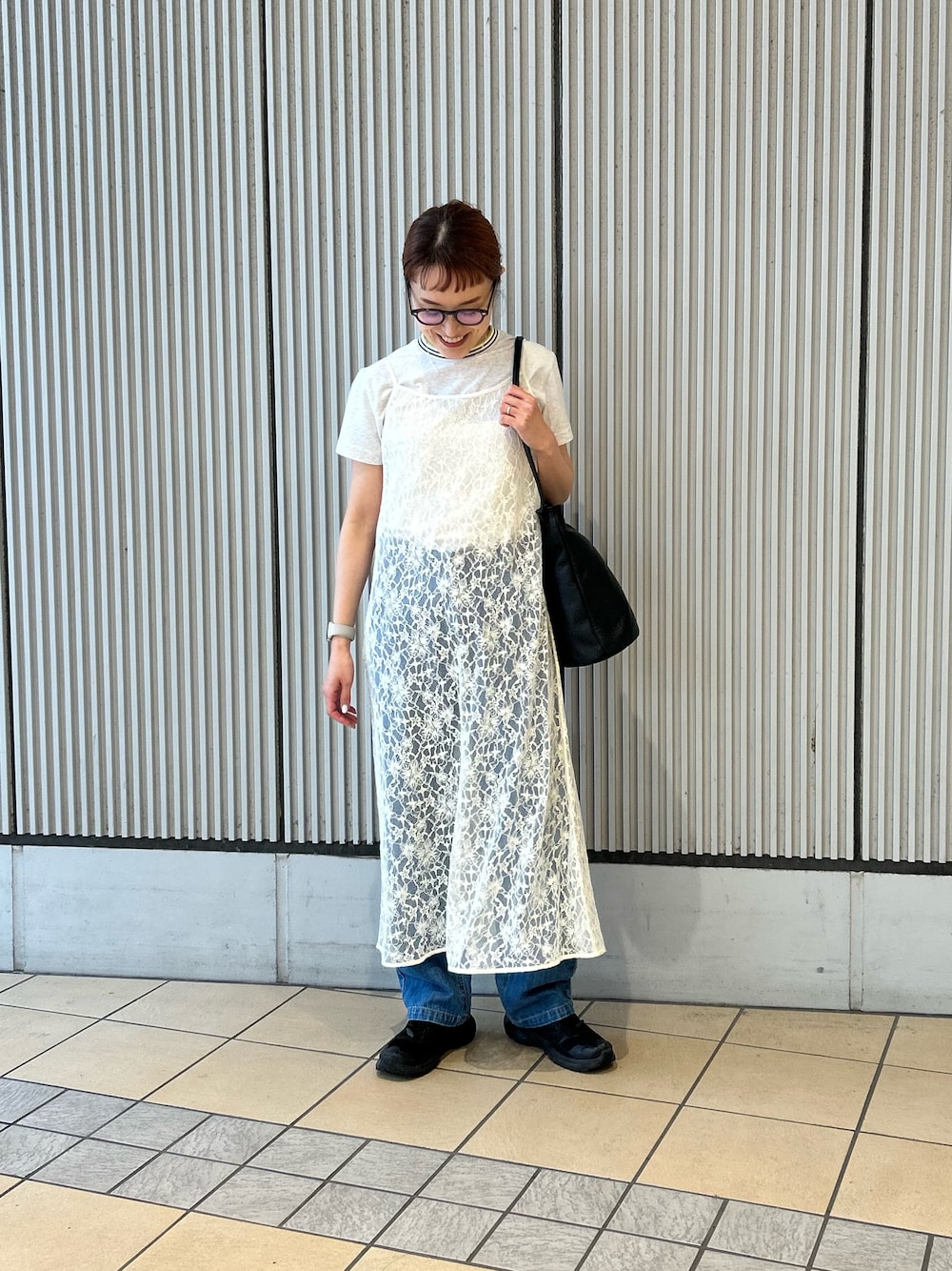 ホワイト系のワンピース、ブルー系のデニムパンツ、ホワイト系のTシャツ/カットソーを着用したレディースの春コーディネートの1枚目の写真