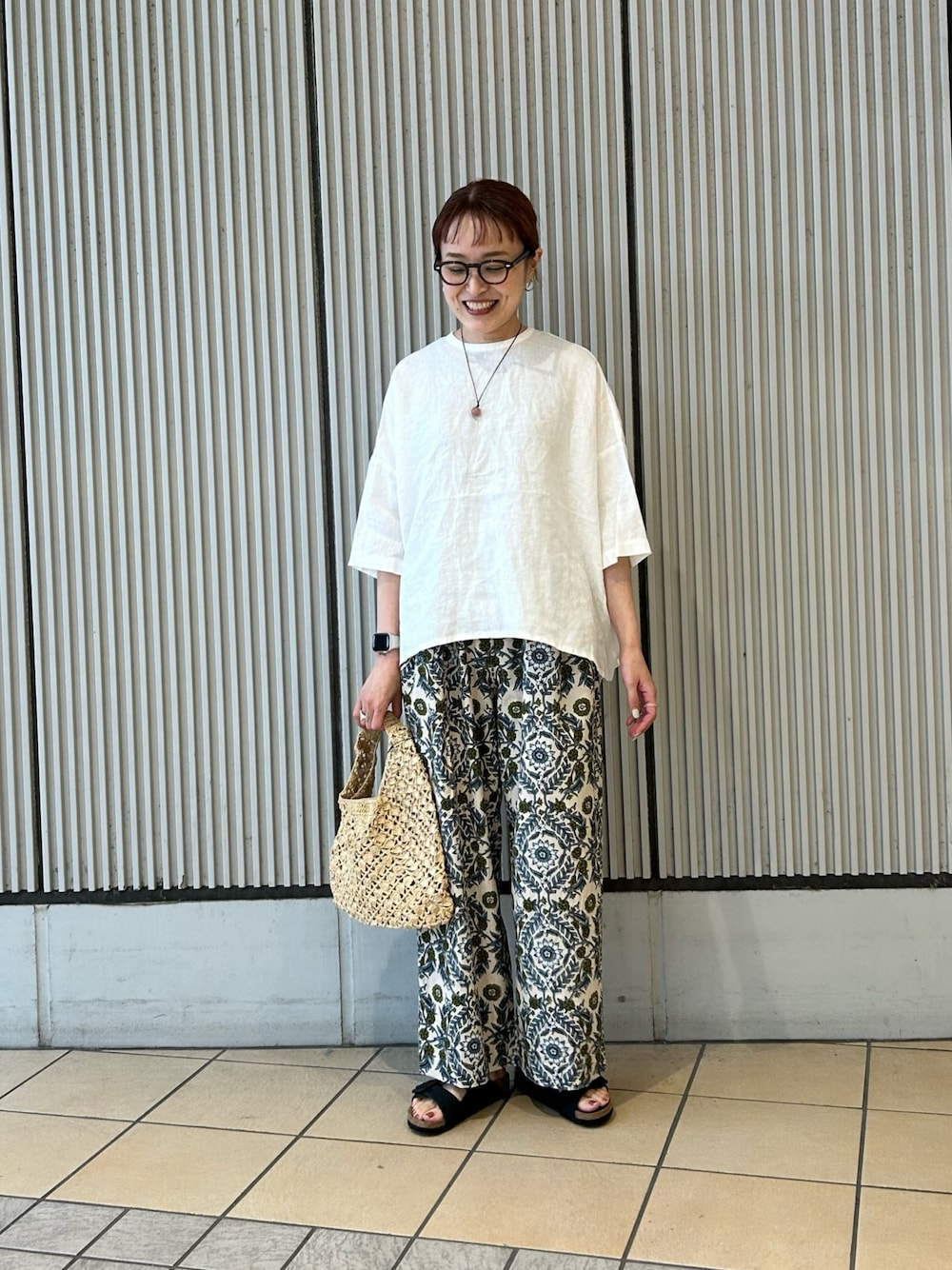 ホワイト系のシャツ/ブラウス、ベージュ系のその他パンツ、ブラック系のサンダルを着用したレディースの春コーディネートの1枚目の写真