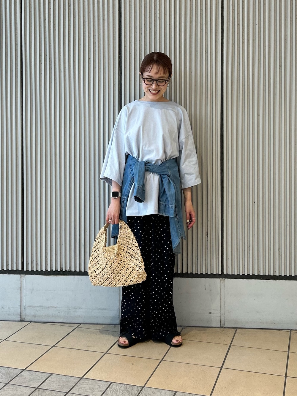 ブルー系のシャツ/ブラウス、ブルー系のその他パンツ、ブラック系のサンダルを着用したレディースの春コーディネートの1枚目の写真