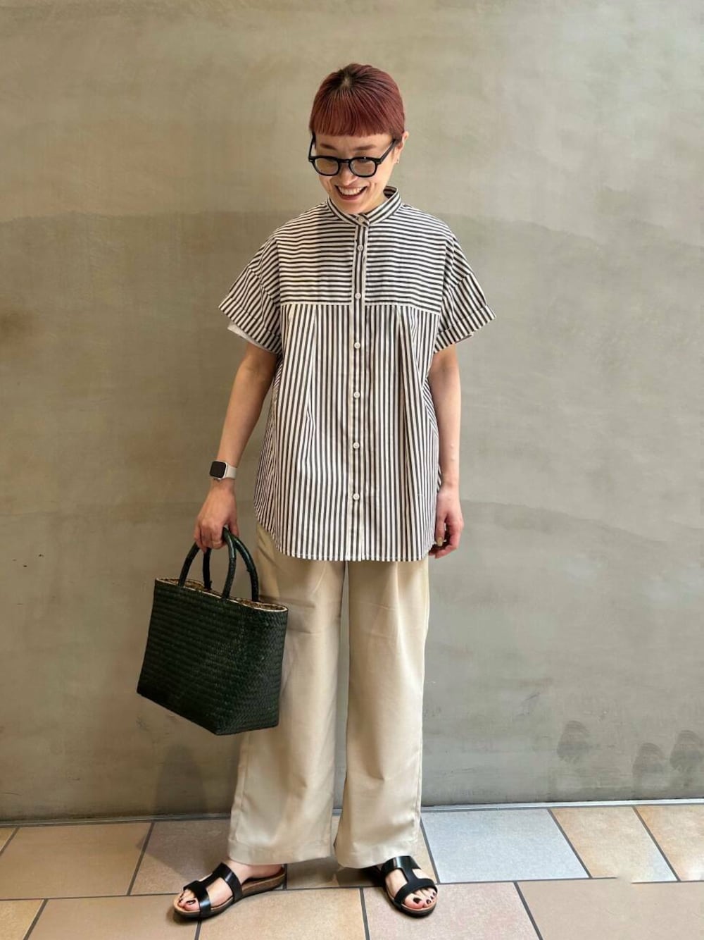 ベージュ系のその他パンツ、ブラック系のシャツ/ブラウス、ブラック系のメガネを着用したレディースの夏コーディネートの1枚目の写真