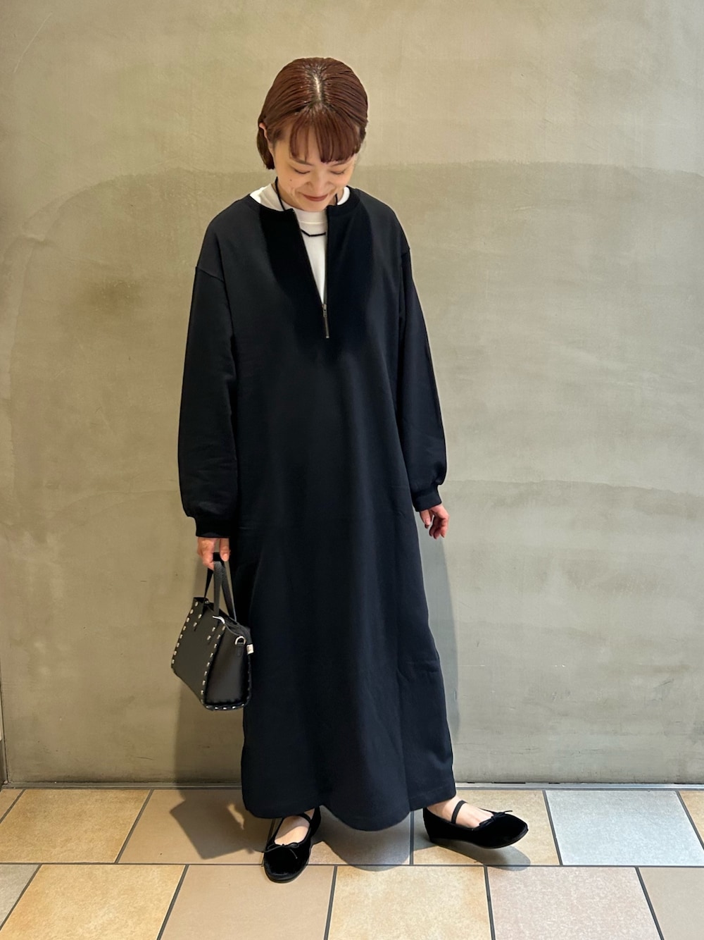 「レイヤードスタイル、きれいめカジュアル、楽チンコーデ、ゆるコーデ、ブラック、ワンピース、ロングワンピース、大人カジュアル、骨格ウェーブ、イエベ、ママコーデ」｜「URBAN RESEARCH DOORSのMini Lining One Piece（ワンピース、ブラック系）」を使った、mayouedaさん（レディース・156cm）の夏コーディネートの1枚目の写真
