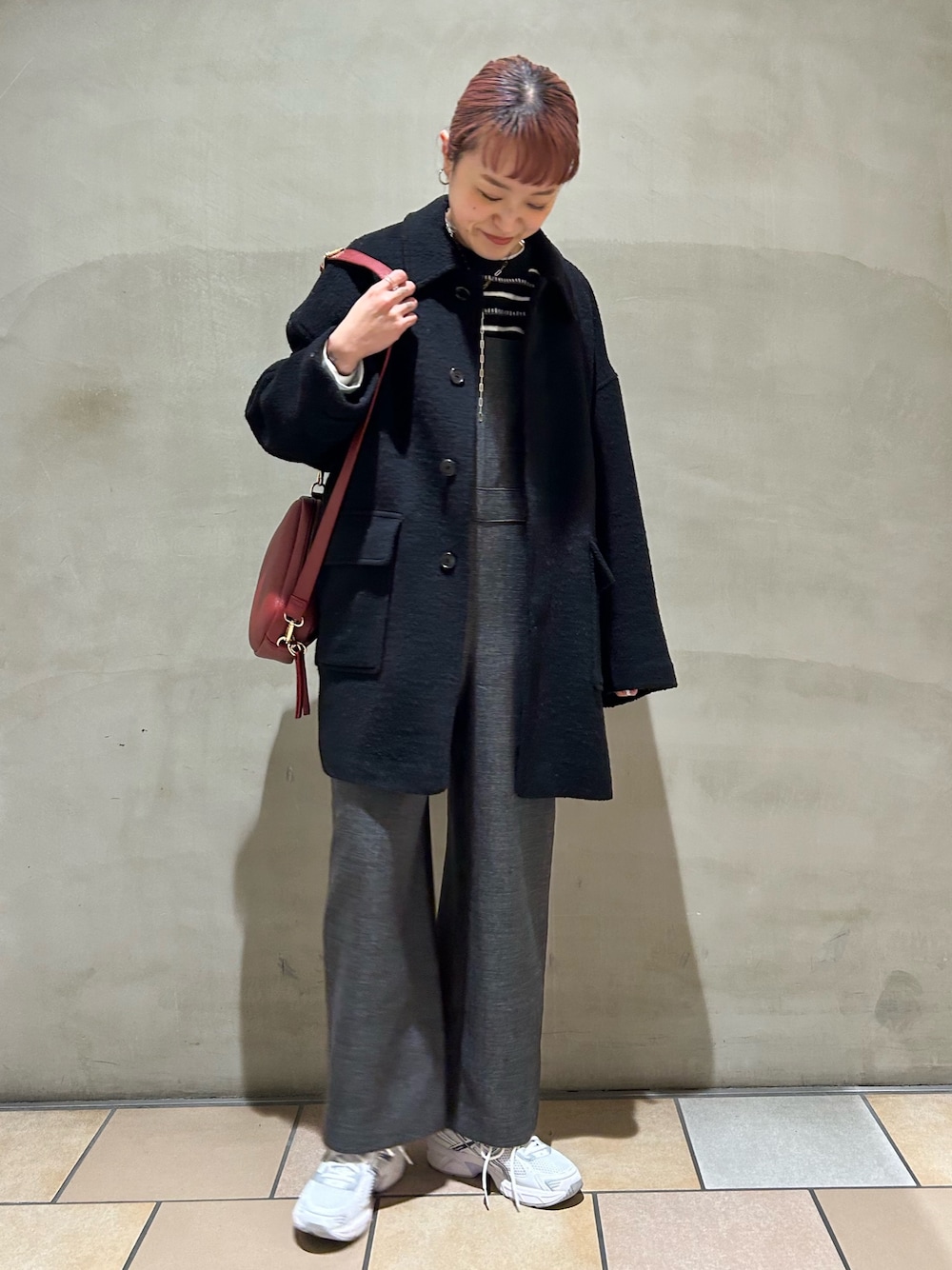 「冬服、オトナ女子、リラックススタイル、パンツスタイル、デイリーカジュアル、ラフコーデ、アウターコーデ、お出かけコーデ、ニット/セーター、楽チンコーデ、ママコーデ、ママファッション、アーバンリサーチドアーズ、骨格ウェーブ、イエベ秋」｜「FORK&SPOONのFORK&SPOON　ウールライクツイルオーバーオール（サロペット/オーバーオール、グレー系）」を使った、mayouedaさん（骨格ウェーブ・レディース・156cm）の冬コーディネートの1枚目の写真