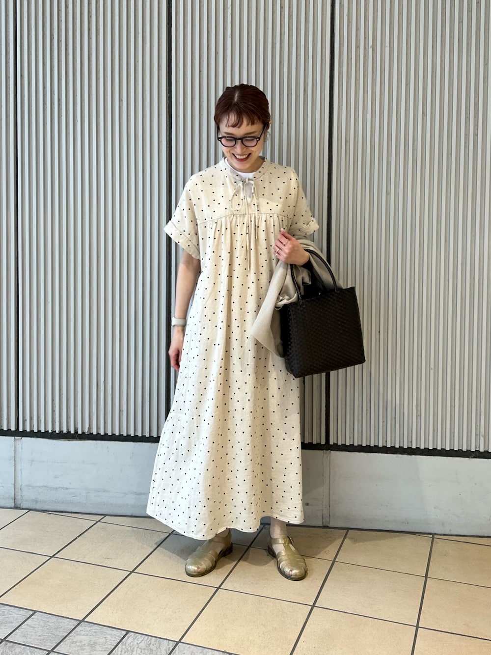 ホワイト系のTシャツ/カットソー、ベージュ系のワンピース、ブラウン系のショルダーバッグを着用したレディースの春コーディネートの1枚目の写真