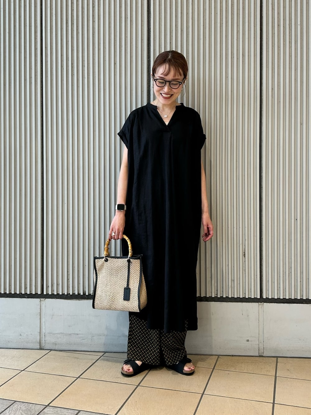 ブラック系のワンピース、ブラック系のその他パンツ、ブラック系のサンダルを着用したレディースの夏コーディネートの1枚目の写真