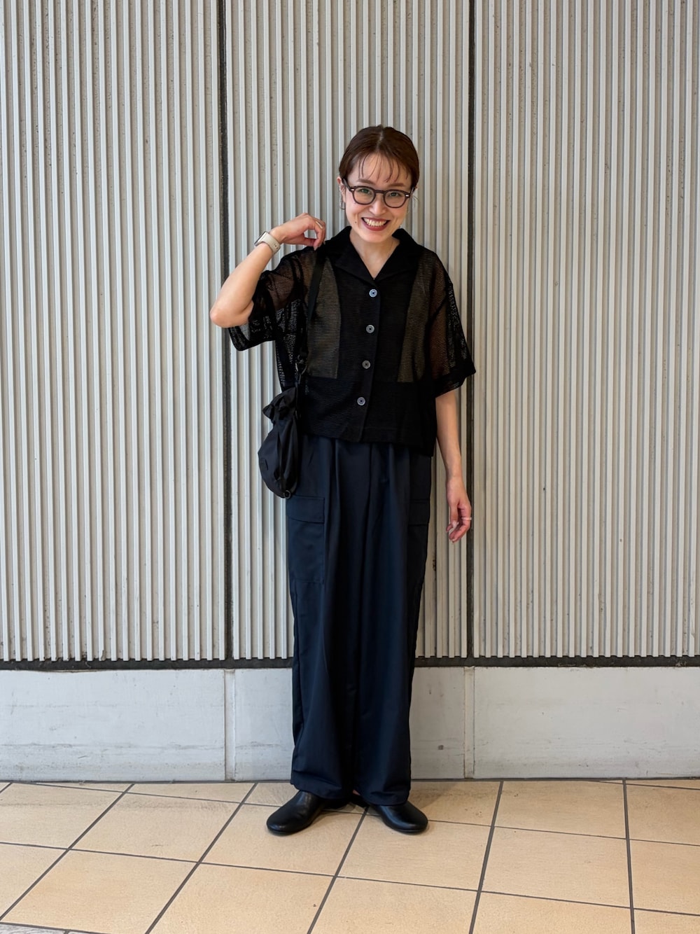 ブラック系のシャツ/ブラウス、グリーン系のタンクトップ、ブルー系のその他パンツを着用したレディースの夏コーディネートの1枚目の写真