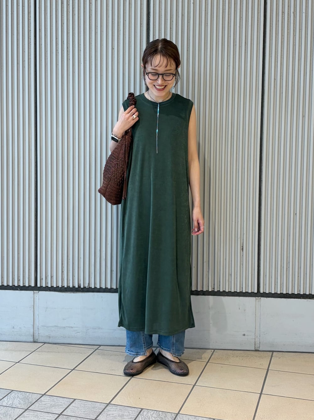 グリーン系のワンピース、ブラック系のバレエシューズ、ブラウン系のショルダーバッグを着用したレディースの夏コーディネートの1枚目の写真