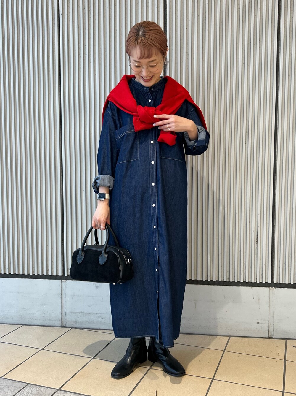 ブルー系のワンピース、レッド系のカーディガン/ボレロ、ブラック系のショルダーバッグを着用したレディースの秋コーディネートの1枚目の写真