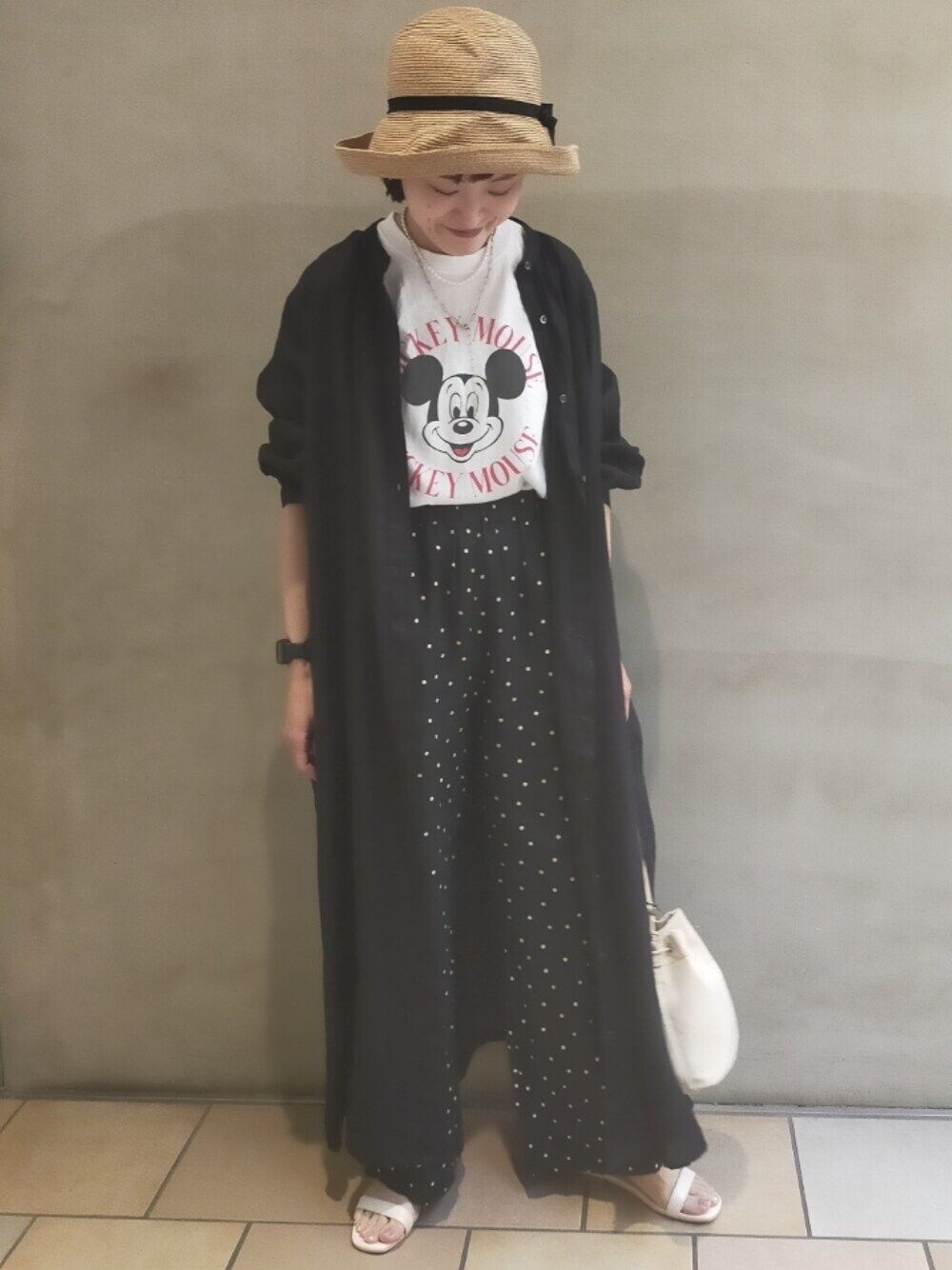 ブラック系のワンピース、ホワイト系のTシャツ/カットソー、ブラック系のその他パンツを着用したレディースの夏コーディネートの1枚目の写真