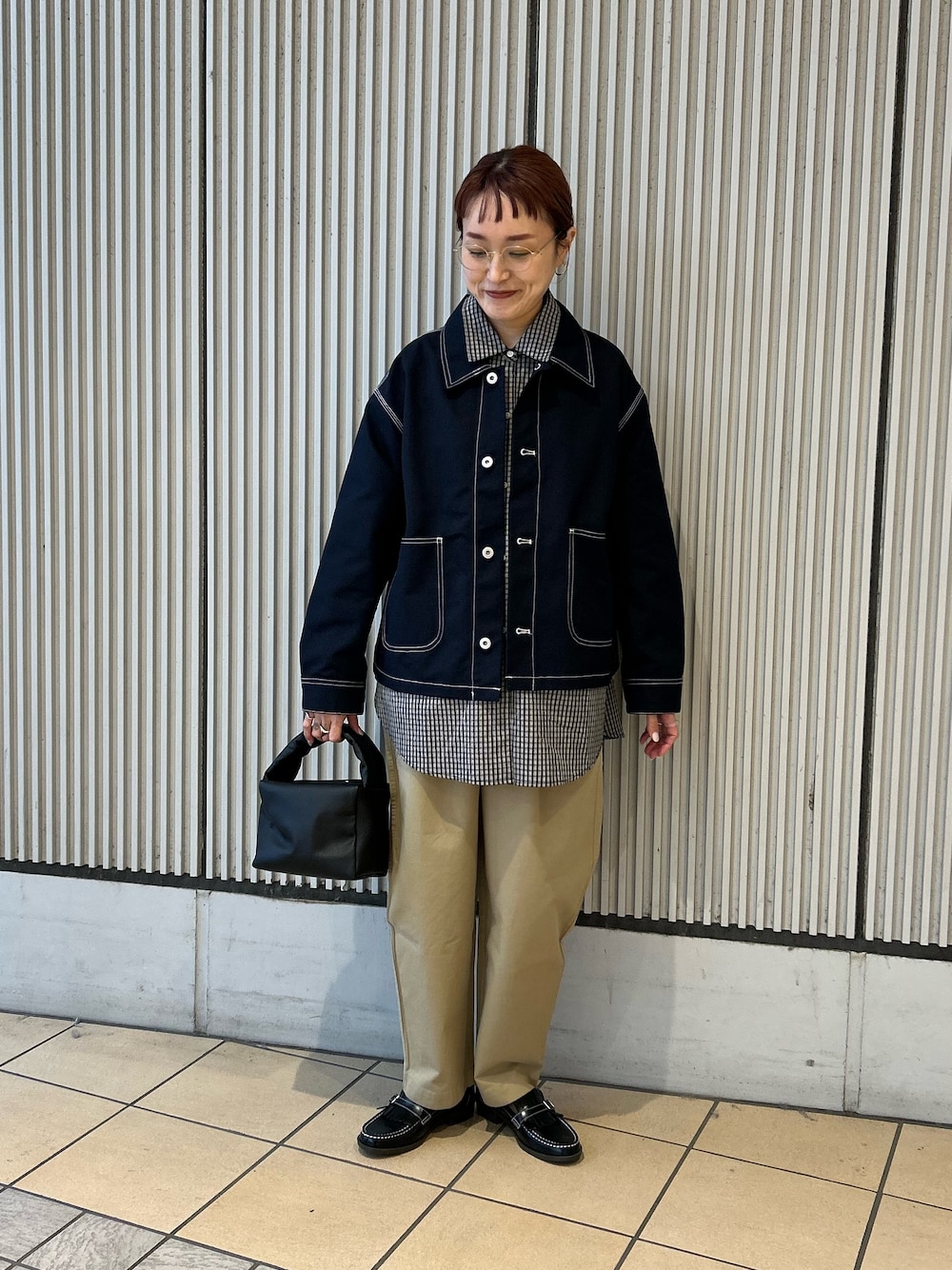 ブルー系のカバーオール、ブラック系のシャツ/ブラウス、ベージュ系のその他パンツを着用したレディースの冬コーディネートの1枚目の写真