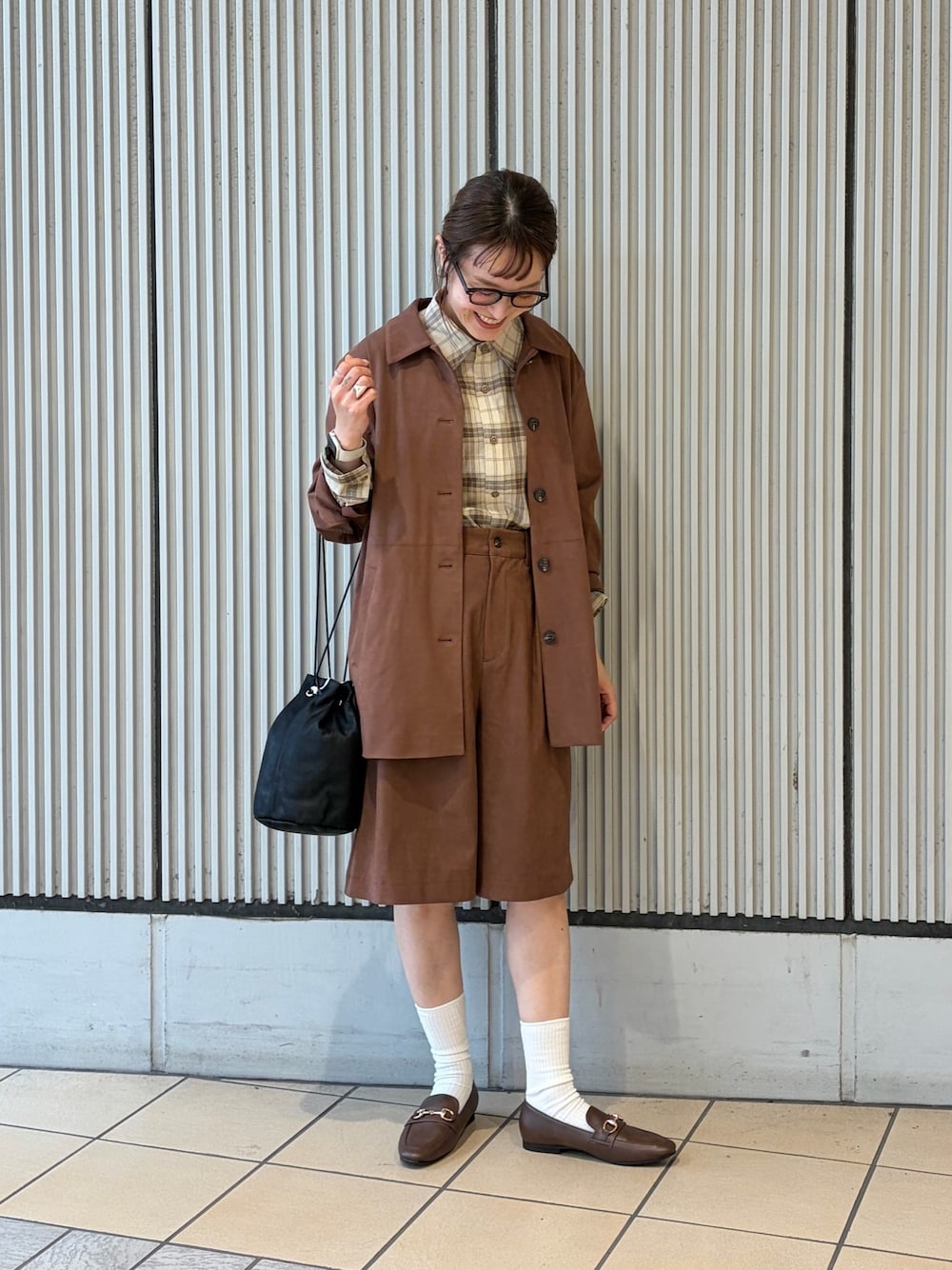 ブラウン系のテーラードジャケット、ブラウン系のその他パンツ、ブラウン系のローファーを着用したレディースの秋コーディネートの1枚目の写真