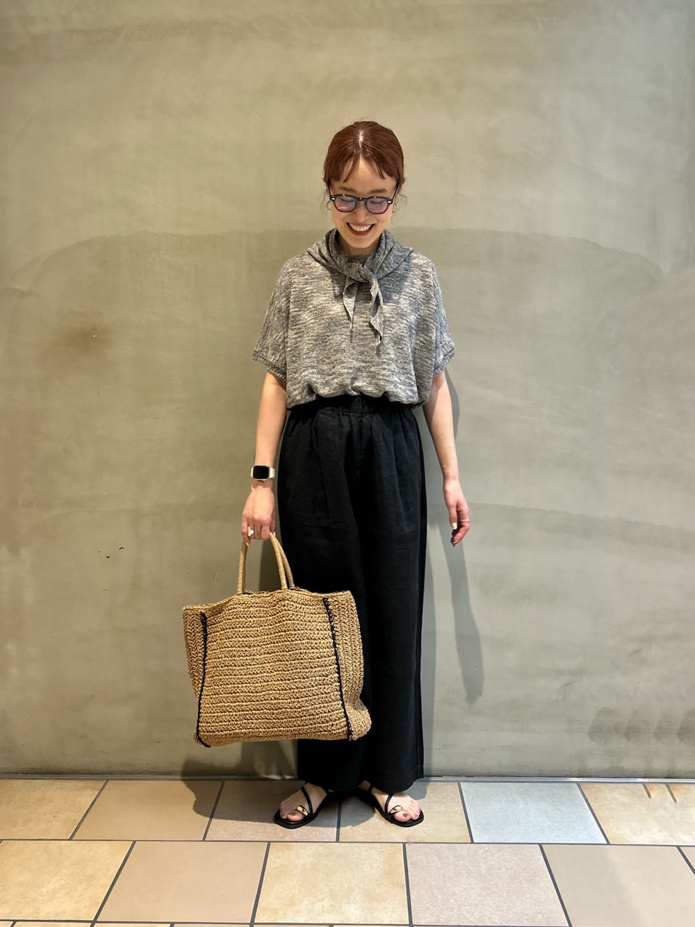 ブラック系のその他パンツ、ブラック系のサンダル、ベージュ系のトートバッグを着用したレディースの春コーディネートの1枚目の写真