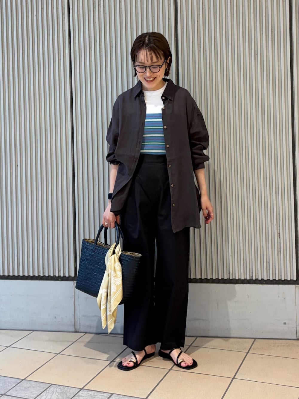 グリーン系のチューブトップ、ホワイト系のTシャツ/カットソー、グレー系のシャツ/ブラウスを着用したレディースの夏コーディネートの1枚目の写真
