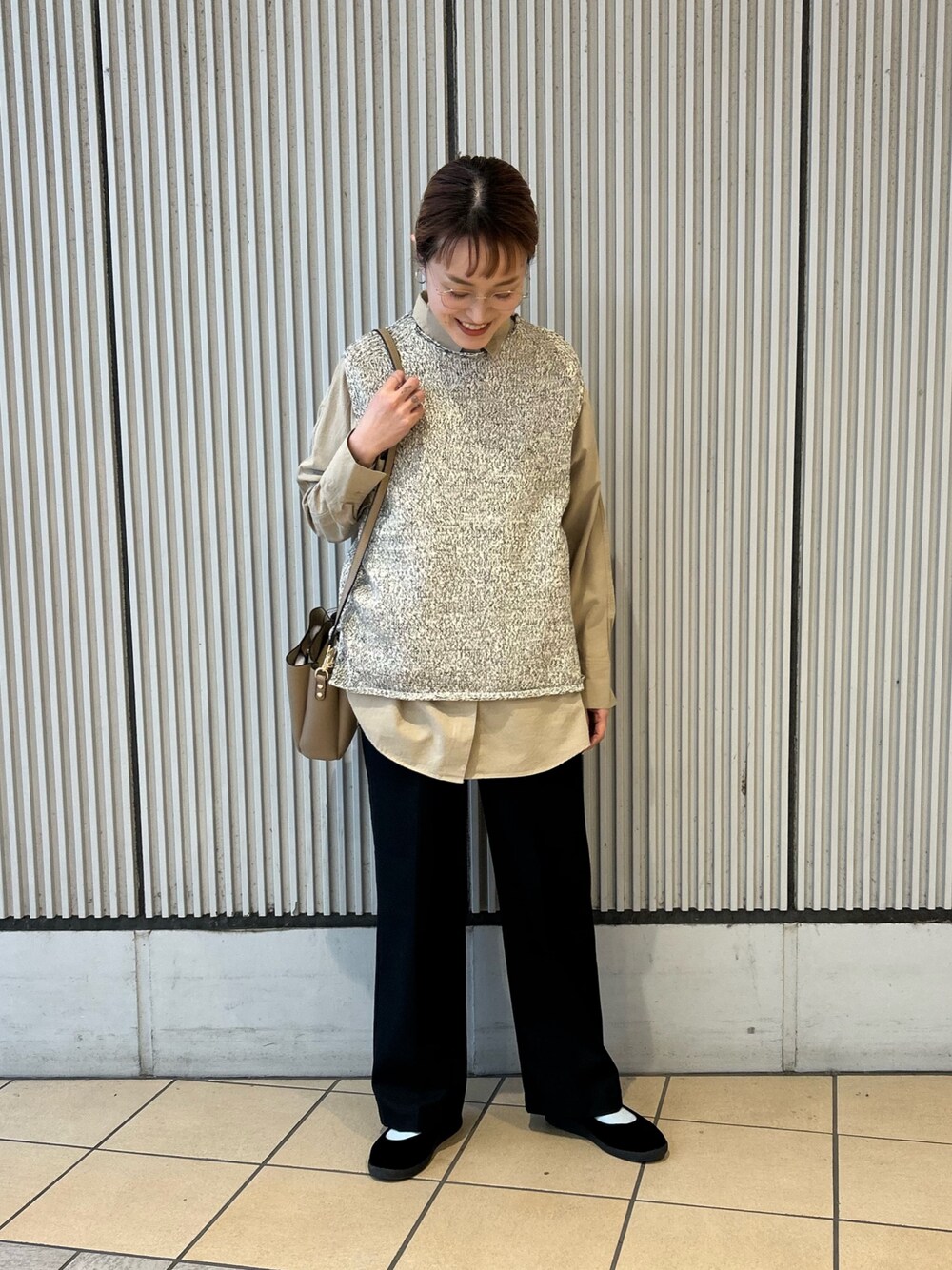 ブラック系のその他パンツ、ブラック系のその他シューズ、ベージュ系のベストを着用したレディースの冬コーディネートの1枚目の写真