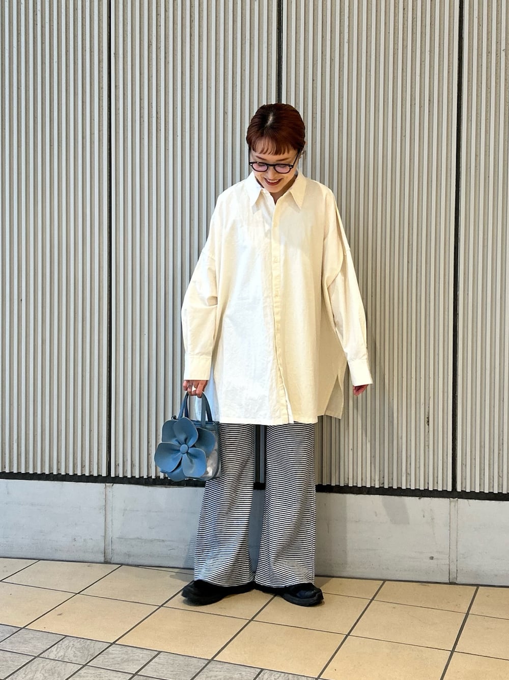 ホワイト系のシャツ/ブラウス、ブルー系のその他パンツ、ブルー系のハンドバッグを着用したレディースの冬コーディネートの1枚目の写真