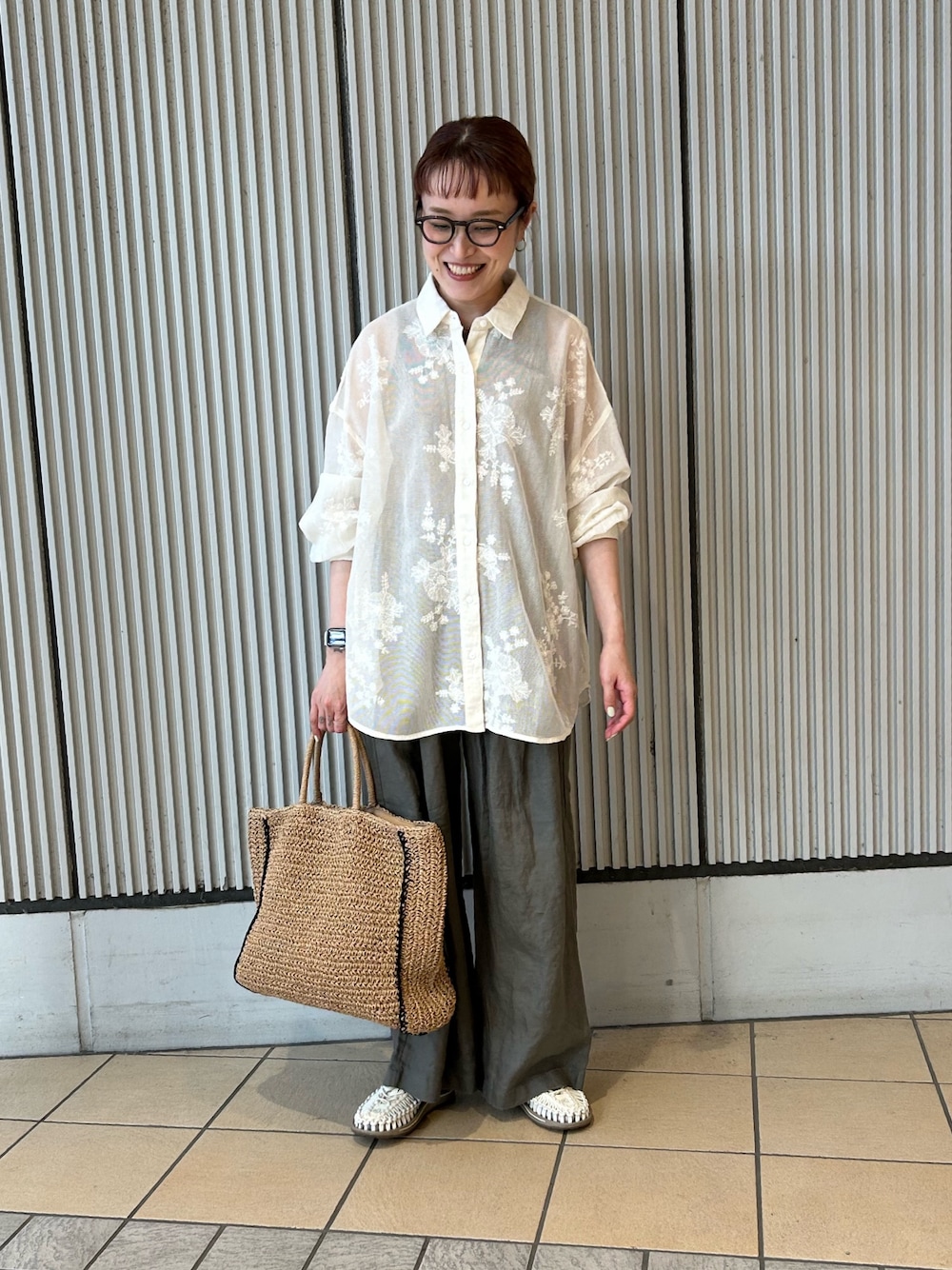 ベージュ系のシャツ/ブラウス、ベージュ系のトートバッグを着用したレディースの春コーディネートの1枚目の写真