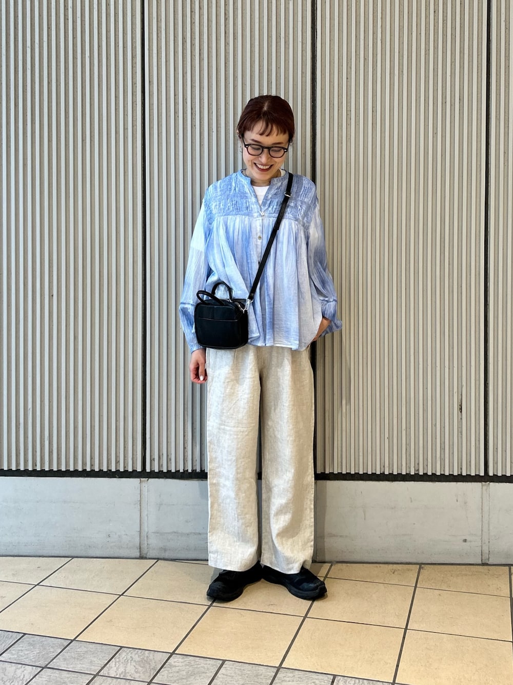 ブルー系のシャツ/ブラウス、ベージュ系のその他パンツ、ブラック系のショルダーバッグを着用したレディースの春コーディネートの1枚目の写真
