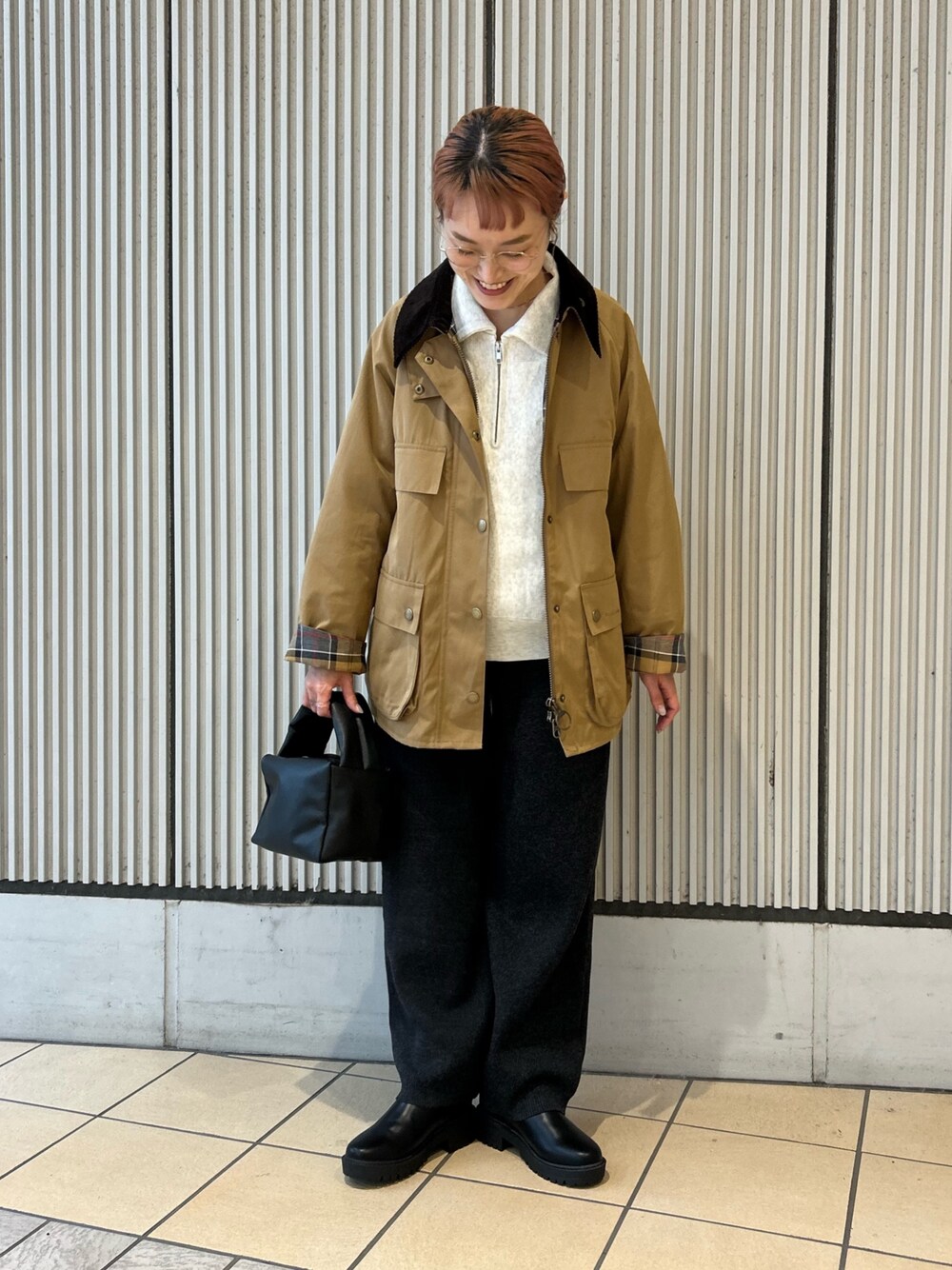 ベージュ系のその他アウター、ベージュ系のスウェット、グレー系のその他パンツを着用したレディースの秋コーディネートの1枚目の写真