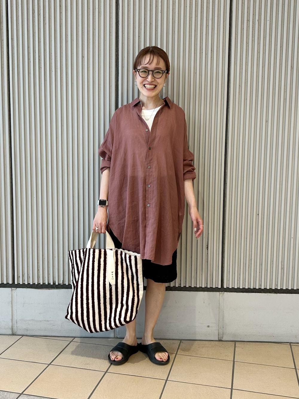 ピンク系のシャツ/ブラウス、ブラック系のその他パンツ、ブラウン系のトートバッグを着用したレディースの夏コーディネートの1枚目の写真